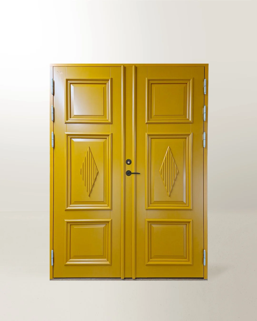 Ockragula pardörrar