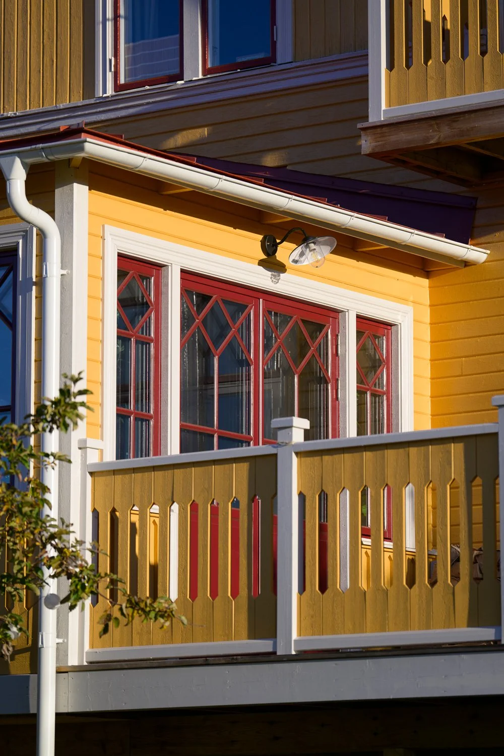 Glasveranda med glasdörrar.