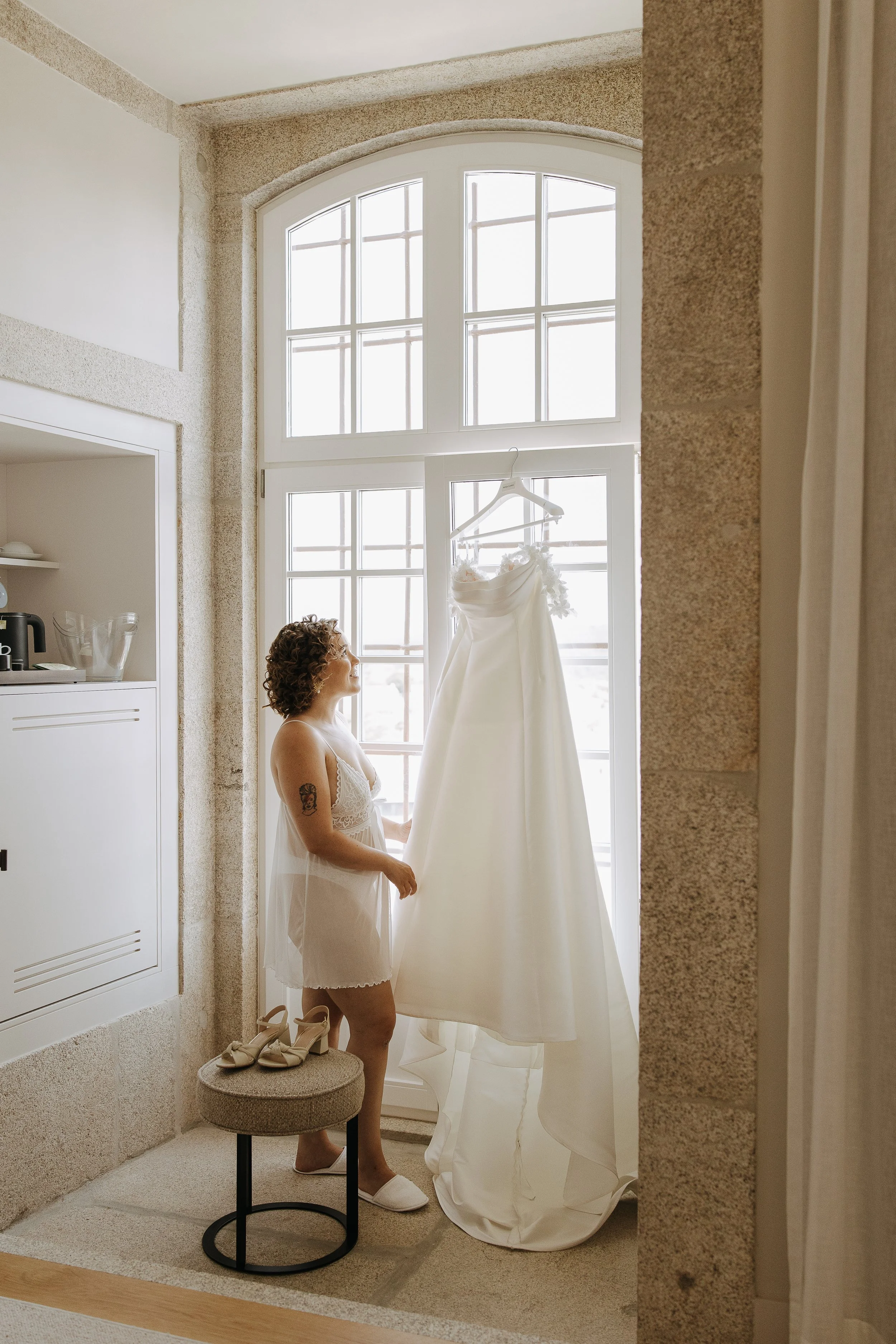  bride getting ready at The Lice suite in Villa do Conde on her wedding 