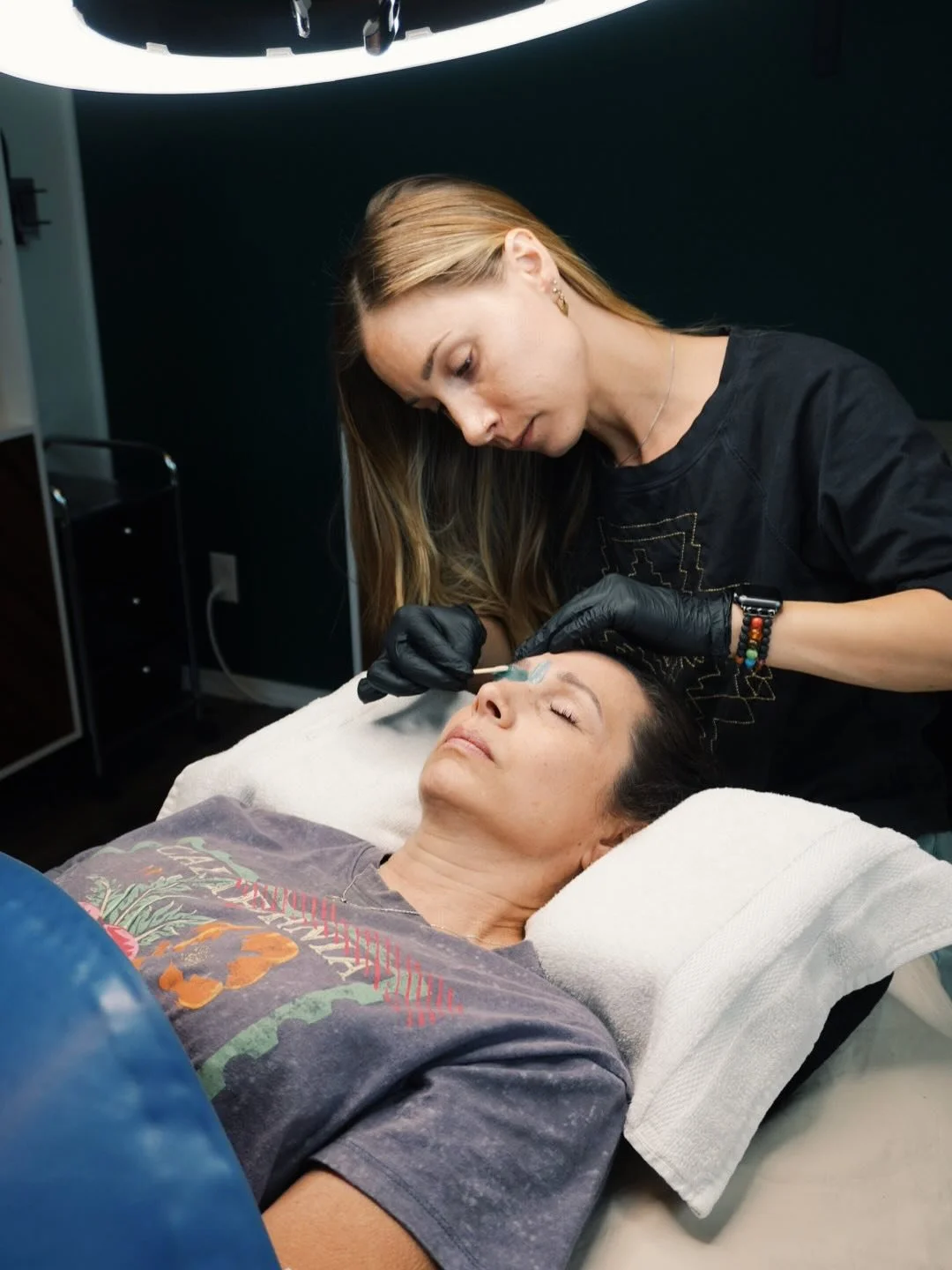 Brow + Lash monthly glow bundle💆🏼&zwj;♀️

Includes a lash lift + tint, brow shaping + wax, your choice of color enchantment (brow tint or henna) and a lip wax for $150✨

You&rsquo;re able to substitute the lip wax for any other small area (chin, un