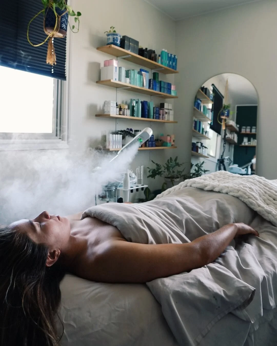 The glow you seek is one treatment away🧖🏼&zwj;♀️

#skincare #beauty #skincareroutine #makeup #skin #skincareproducts #skincaretips #glowingskin #selfcare #antiaging #facial #healthyskin #cosmetics #acne #serum #natural #naturalskincare #love #skinc