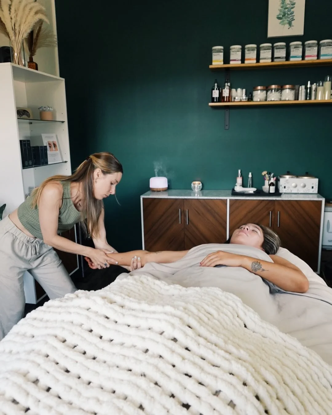 Facials are a full-body experience🧘🏼&zwj;♀️🌿

Refresh &amp; renew your skin with a custom facial at Swiftwater Aesthetics to target all of your beauty needs.

#skincare
#skin
#skincareroutine
#facial
#skincaretips
#skincareproducts
#esthetician
#f