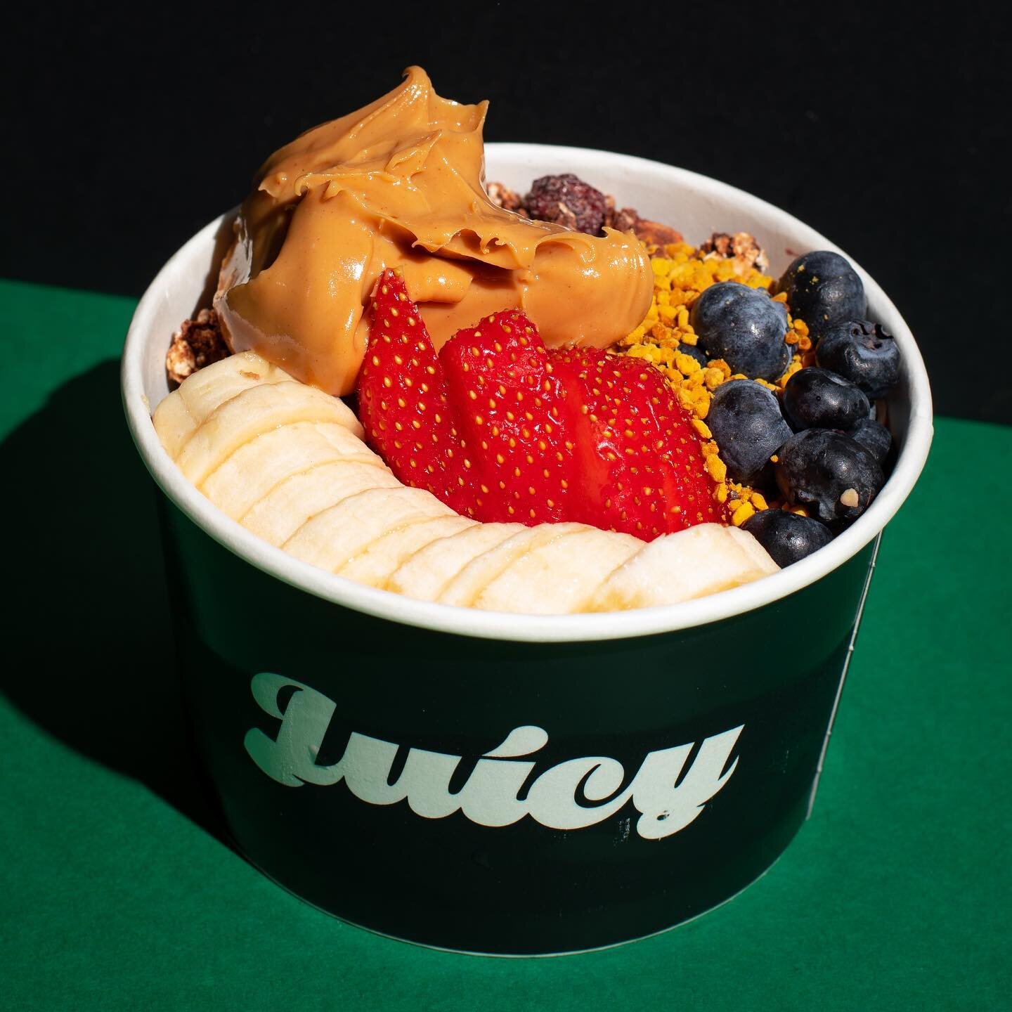 Monday spotlight ✨ 

These little bowls of beauty branded with the infamous juicy logo helping make the streets of Glasgow a healthier and happier place ☺️

Do you opt for our fluffy coconut and chai porridge or our sweet and creamy acai base? 

An a
