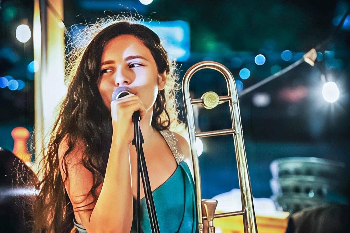 Trombone Charlotte | Photographer: Bill King