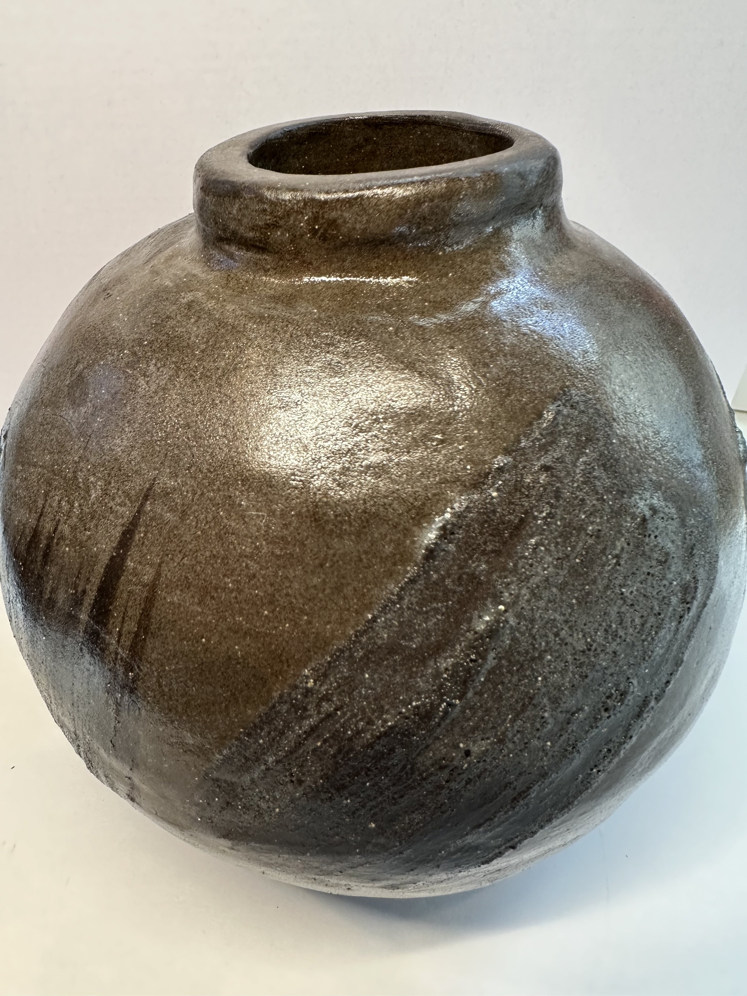 Jarro da lua: my first moon jar.
I love seeing those perfectly done, white, smooth.
Then I go there and do the opposite: dark, not perfect, rough.
Contradicting to avoid comparison. That's my conclusion.
When you don't compare, you avoid failure.
