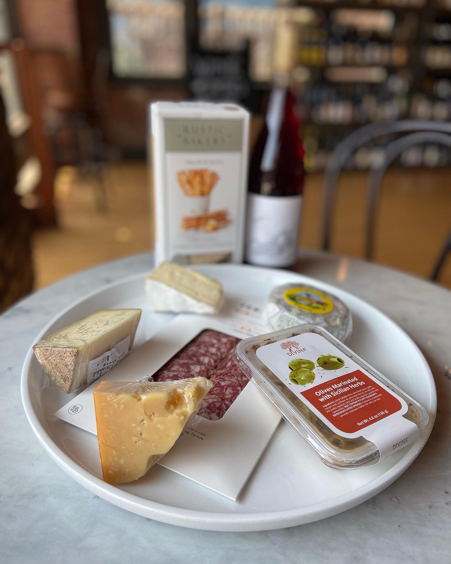 Channeling your dinner vibes&hellip;when you pick up your next bottle of wine make sure to check out our new selection of cheese and meats! #gistdoit #gistwineshop #gistwine #gistcheese #gistmeats #charcuterie #charcuterieboard #wine #pairing #nocook
