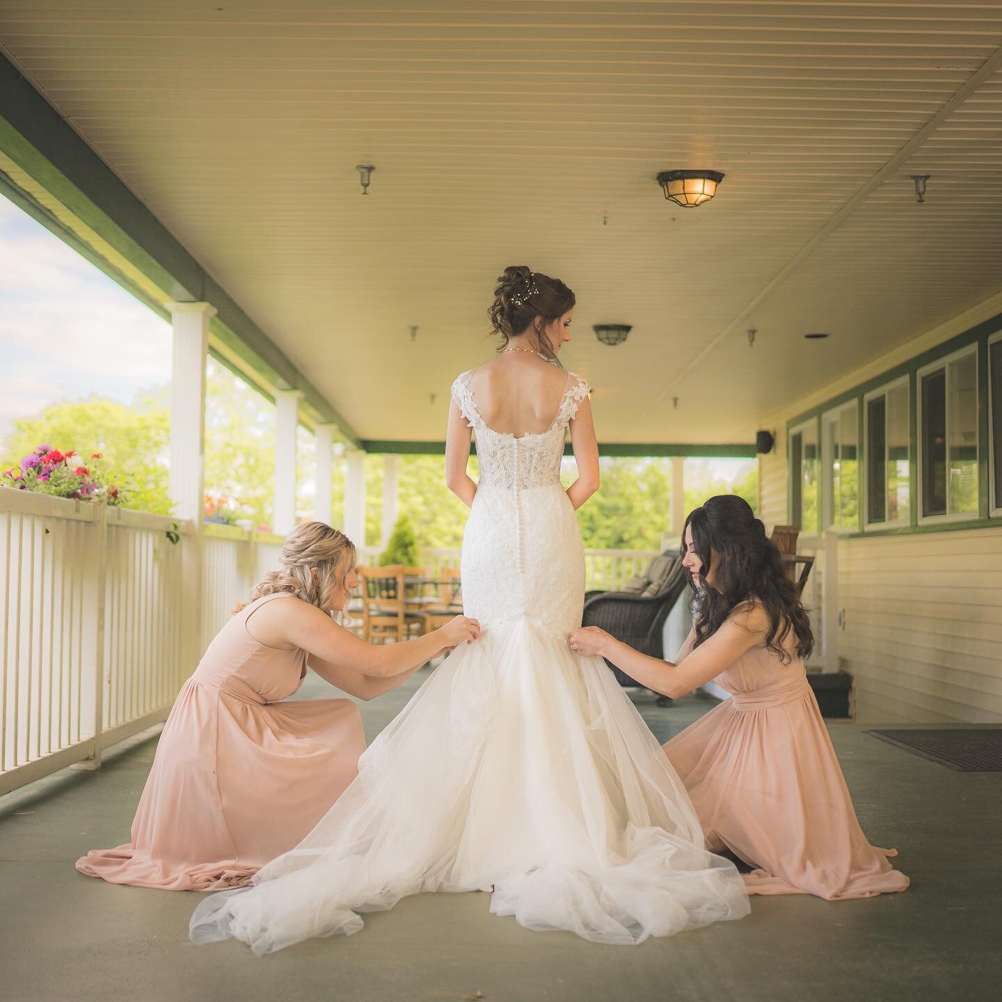 Moments like these 💗

#bridesmaids #bestfriends #wedding #weddingday #weddingphotographer #weddingphotography #bostonweddingphotographer #bostonweddingsmagazine #bostonweddingphotography #bride #countrylife #countrylivingmagazine #vermontlife