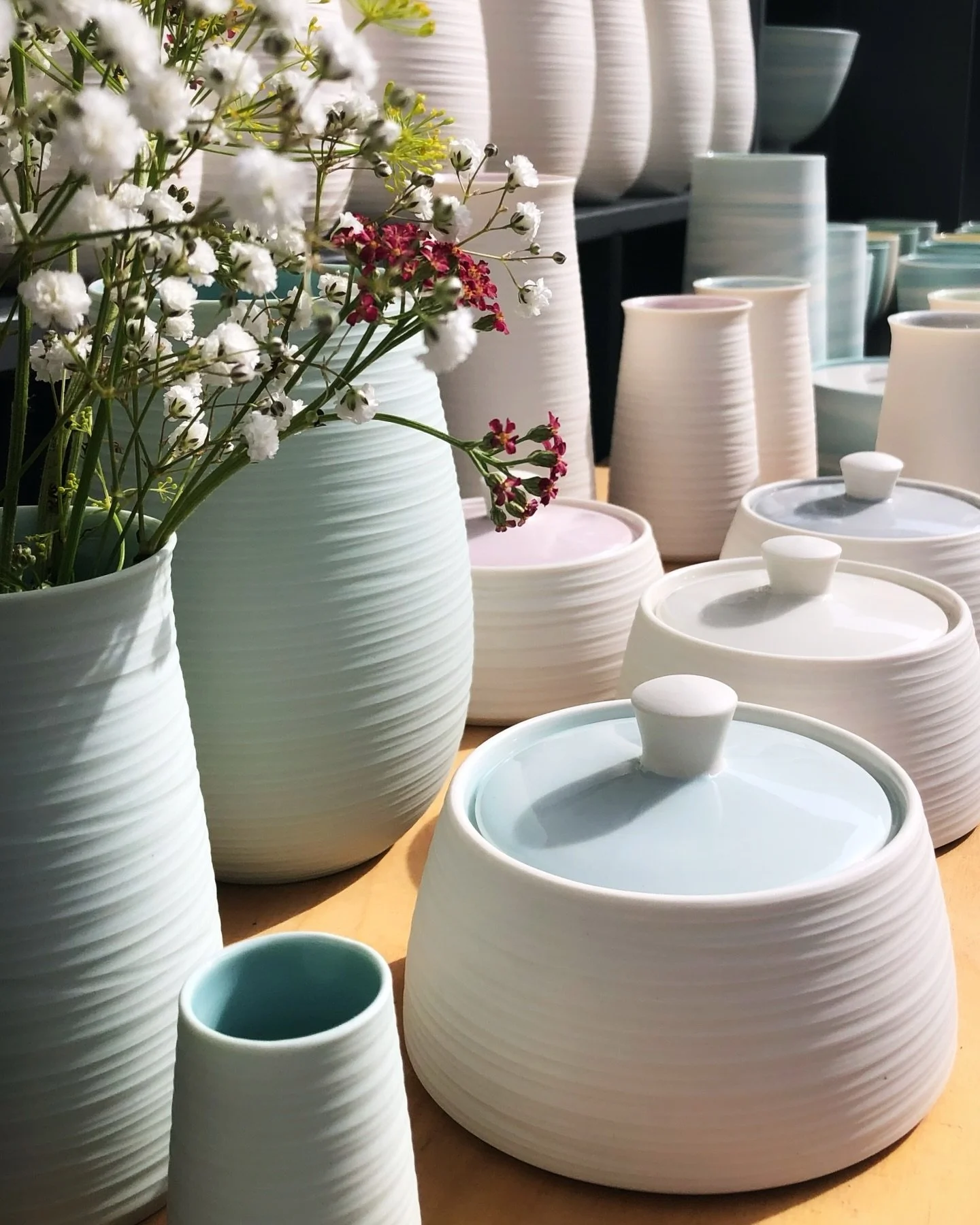 dieses Wochenende komme ich zur&uuml;ck aus meiner Sommerpause zum

T&Ouml;PFERMARKT in JENA 
* 26. &amp; 27. Juli 2025 *

@jena.kultur #t&ouml;pfermarkt #jenaert&ouml;pfermarkt #jena #keramikmarkt #porzellan #keramik #madewithlove #handcrafted #manu