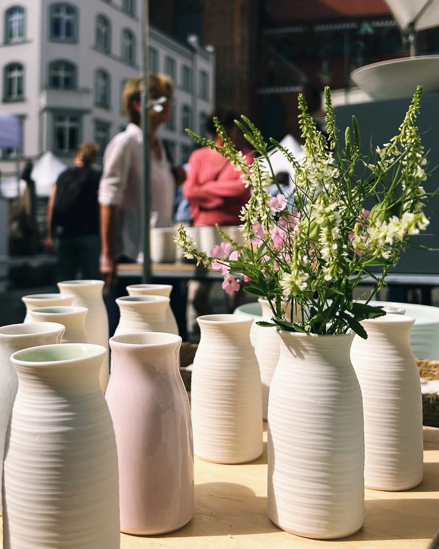 Ich freue mich schon sehr auf meinen n&auml;chsten Keramikmarkt in wenigen Tagen. Brandneues, jetzt noch hei&szlig;es Porzellan bringe ich wieder mit nach Schwerin zum @schweriner_toepfermarkt 
am 4.- 5. Juli 🍶🛍️☀️⛱️🤍

#porzellan #t&ouml;pfermarkt