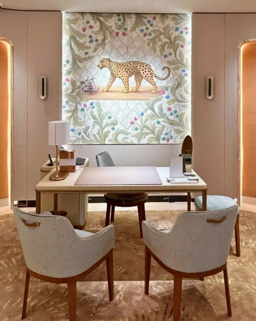 A beautiful dialogue between painting and embroidery at the Cartier Rome boutique.
Focus designed and hand-painted by @v.e.n.t.t.a, with delicate embroidered details by @lucie.toure , bringing texture and dimension to the composition.

2 📸 Pierre-Ol