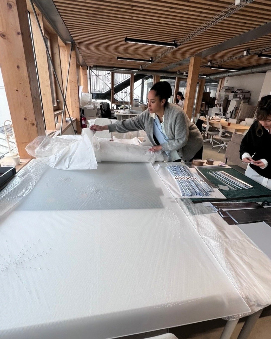A detail conceived entirely for its space.

For this custom project, SWADOH brought together craftsmanship across France and the U.S. to create a bespoke privacy screen.

The metal frame was crafted by an artisan in New Orleans, while the frosted acr