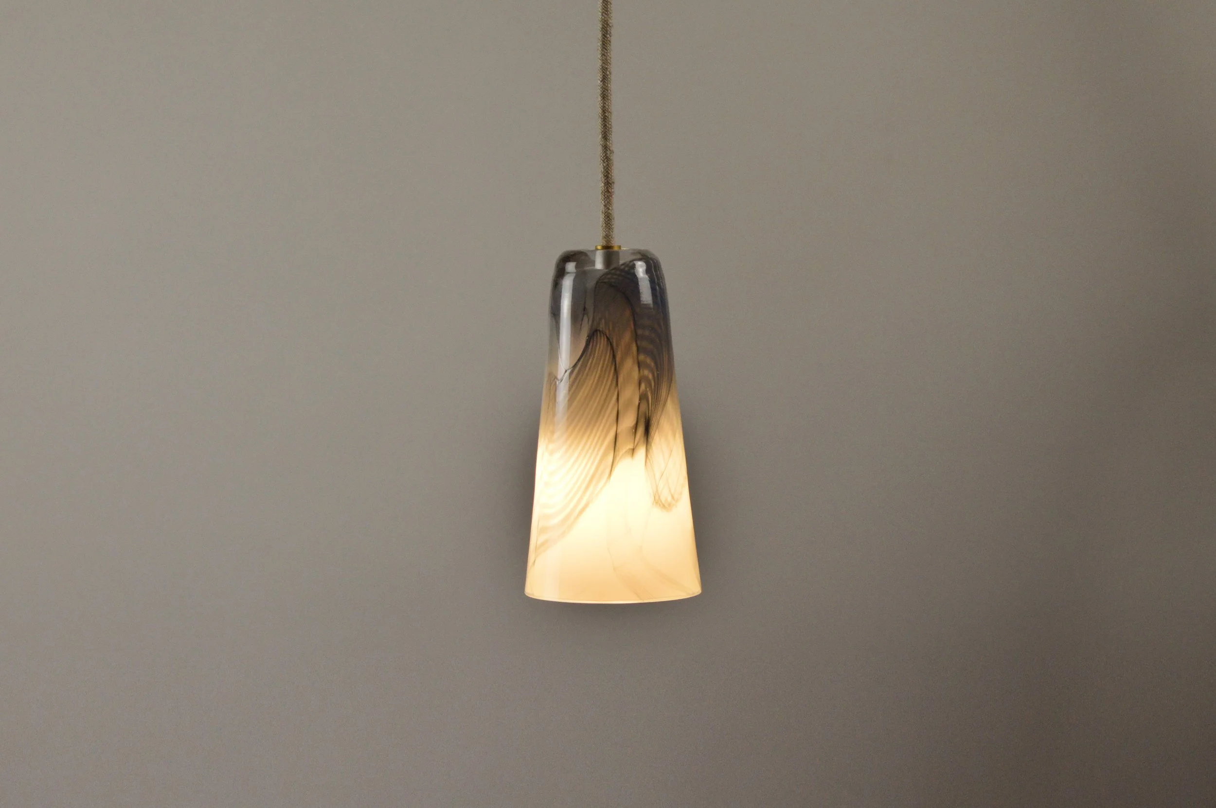 Atelier George-Collection Moire-Suspension Delta-gris clair-bleu gris (2).jpg