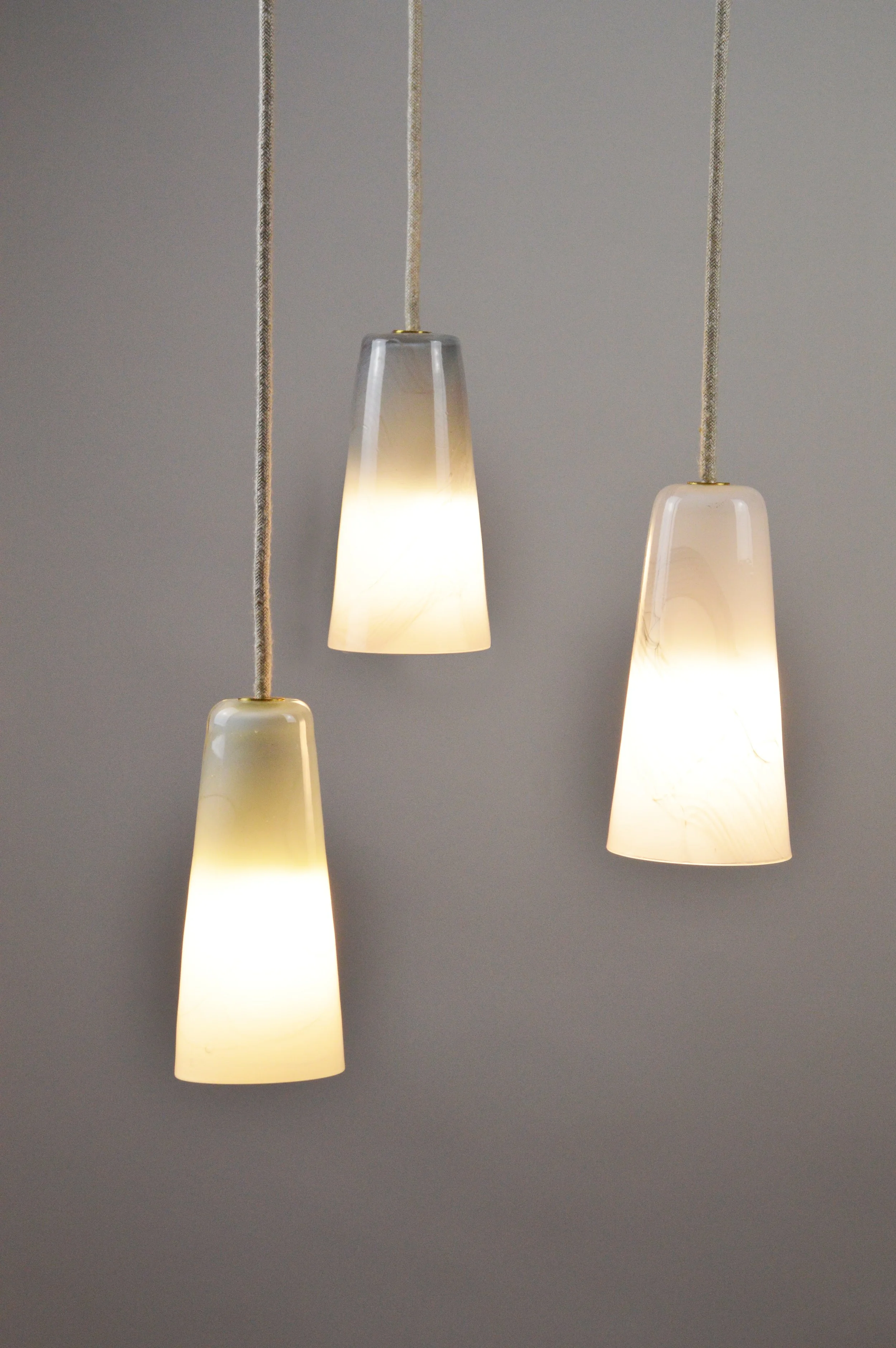 Atelier George-Collection Moire-Suspension Delta-multiple triple-nuances de gris-zoom (2).jpg