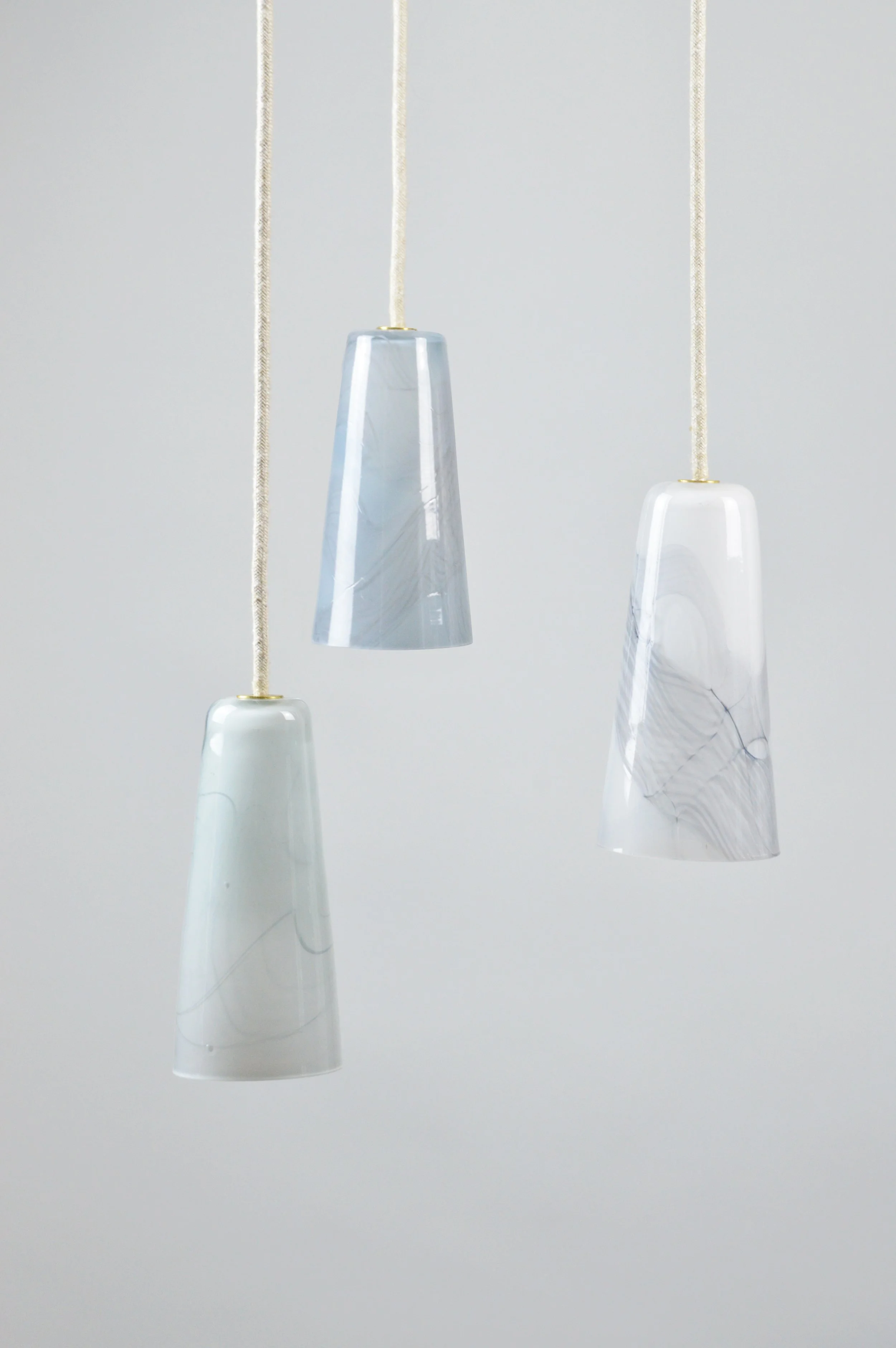 Atelier George-Collection Moire-Suspension Delta-multiple triple-nuances de gris-zoom (1).jpg