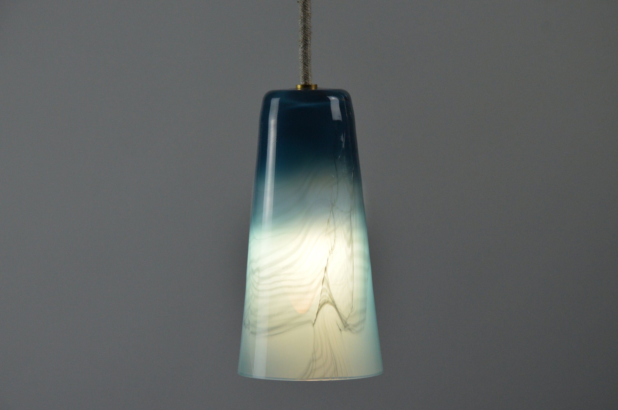 Atelier George-Collection Moire-Suspension Delta-turquoise-bleu gris-zoom allume.jpg