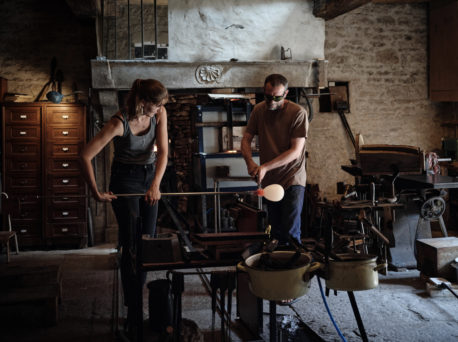 French glassblowing studio pecializing in collectible hand-blown glass lighting, decorative objects, and bespoke commissions for luxury residential, hospitality, and commercial interior design projects worldwide.