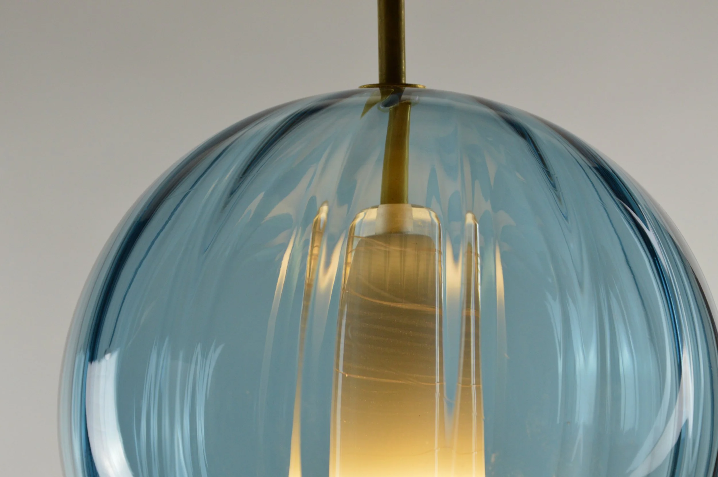 Atelier George-Collection Moire-Suspension Globe-bleu ocean-zoom.jpg