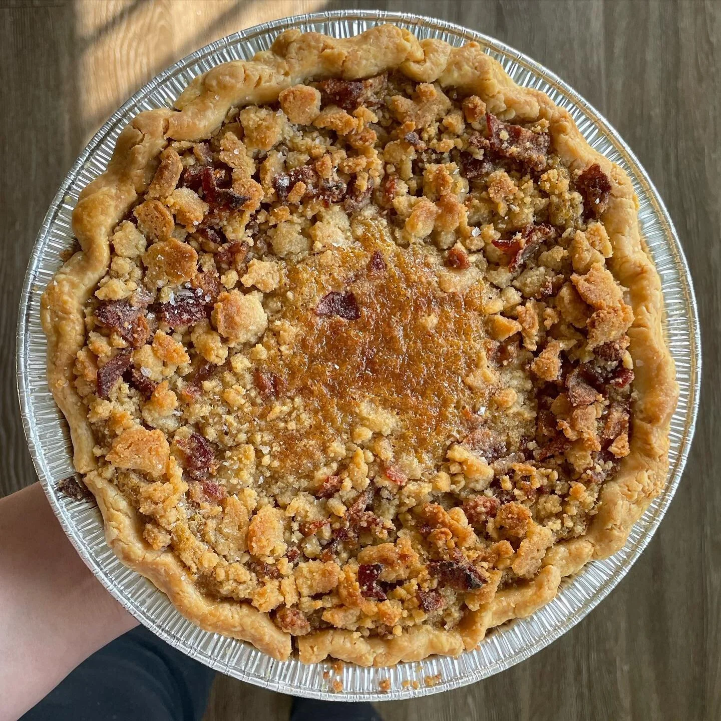 Hello hi! I&rsquo;ve gotten a few inquiries about thanksgiving so here&rsquo;s the scoop: I&rsquo;ve partnered with the one and only @thistlessummit bakery for the holiday to sell four types of traditional (not vegan/gf) pies alongside Marti&rsquo;s 