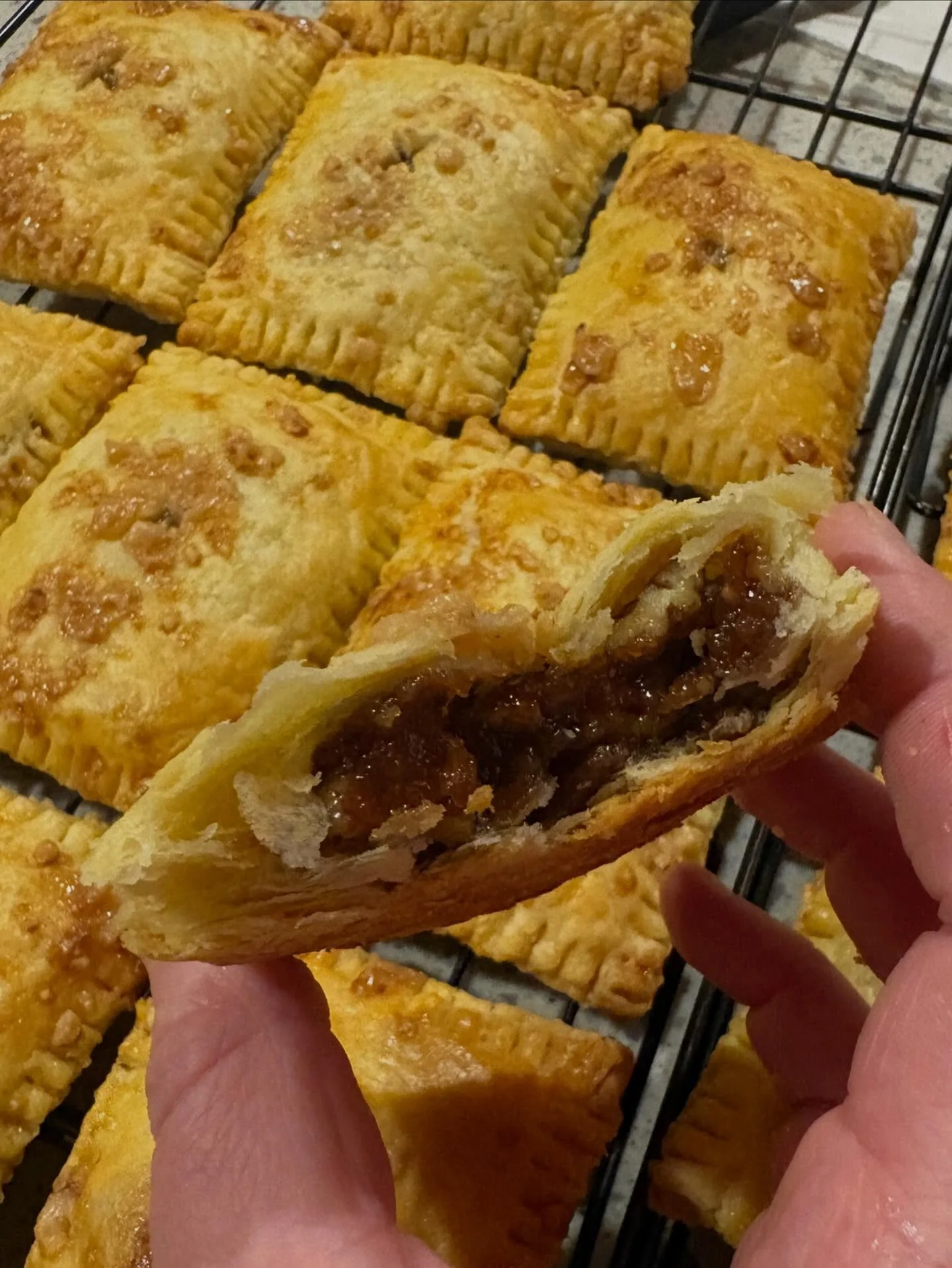 🤩💁🏼&zwj;♀️🥵 flakiest gurls in town

 pecan // blueberry // apple