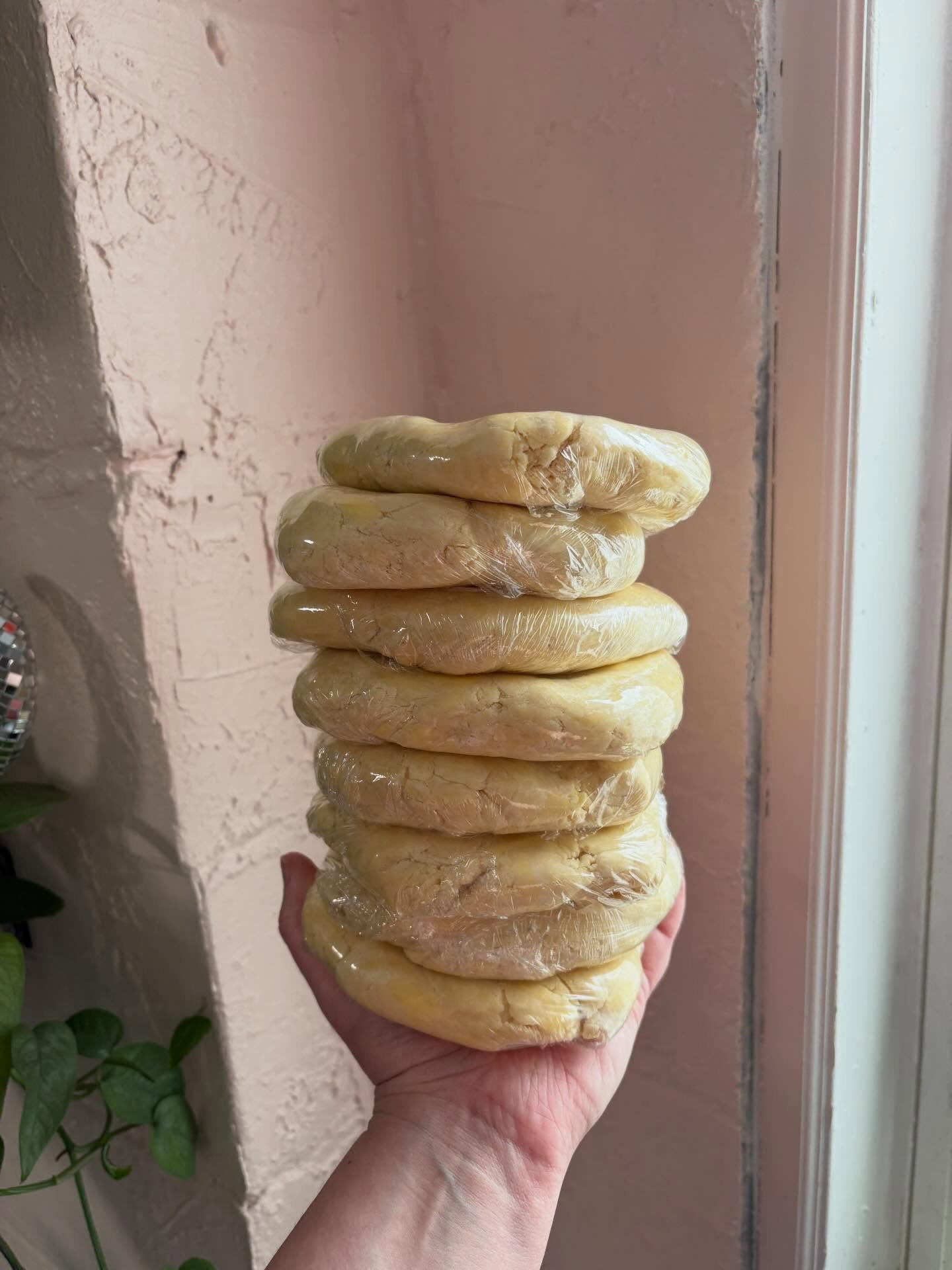 Hello hello + a handful of dough 🤌🏻

Returning from a week off, the first I&rsquo;ve taken as a ft baker and it was both extremely fun/necessary and slightly stress inducing thanks to productivity culture pounded into my brain since third grade! Ta