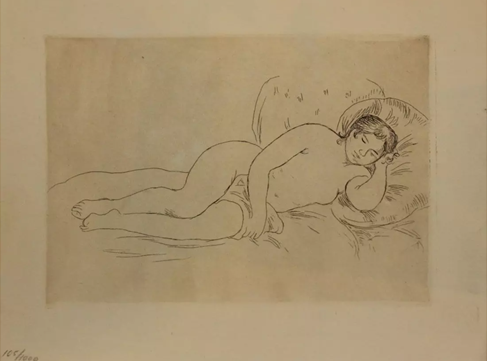 Femme Nue Couche Tourne a Droite