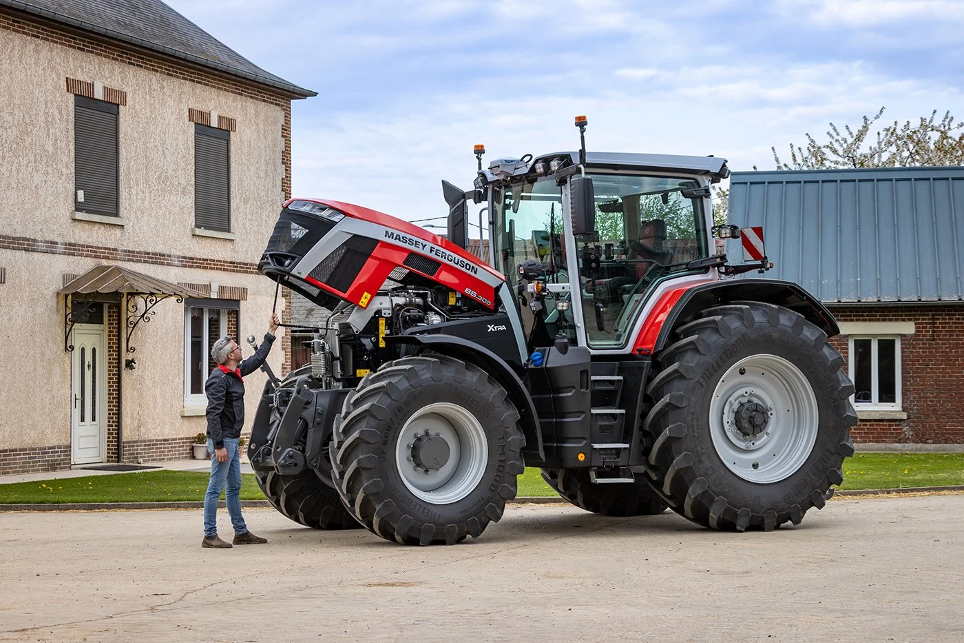 Massey Ferguson 8s Xtra - 205-305 HP - The MF 8S Xtra is developed to boost comfort, efficiency, and performance for today’s farmers. It builds on the strengths of the MF 8S Series with new features and a sleek, functional design.
With a comfortable 