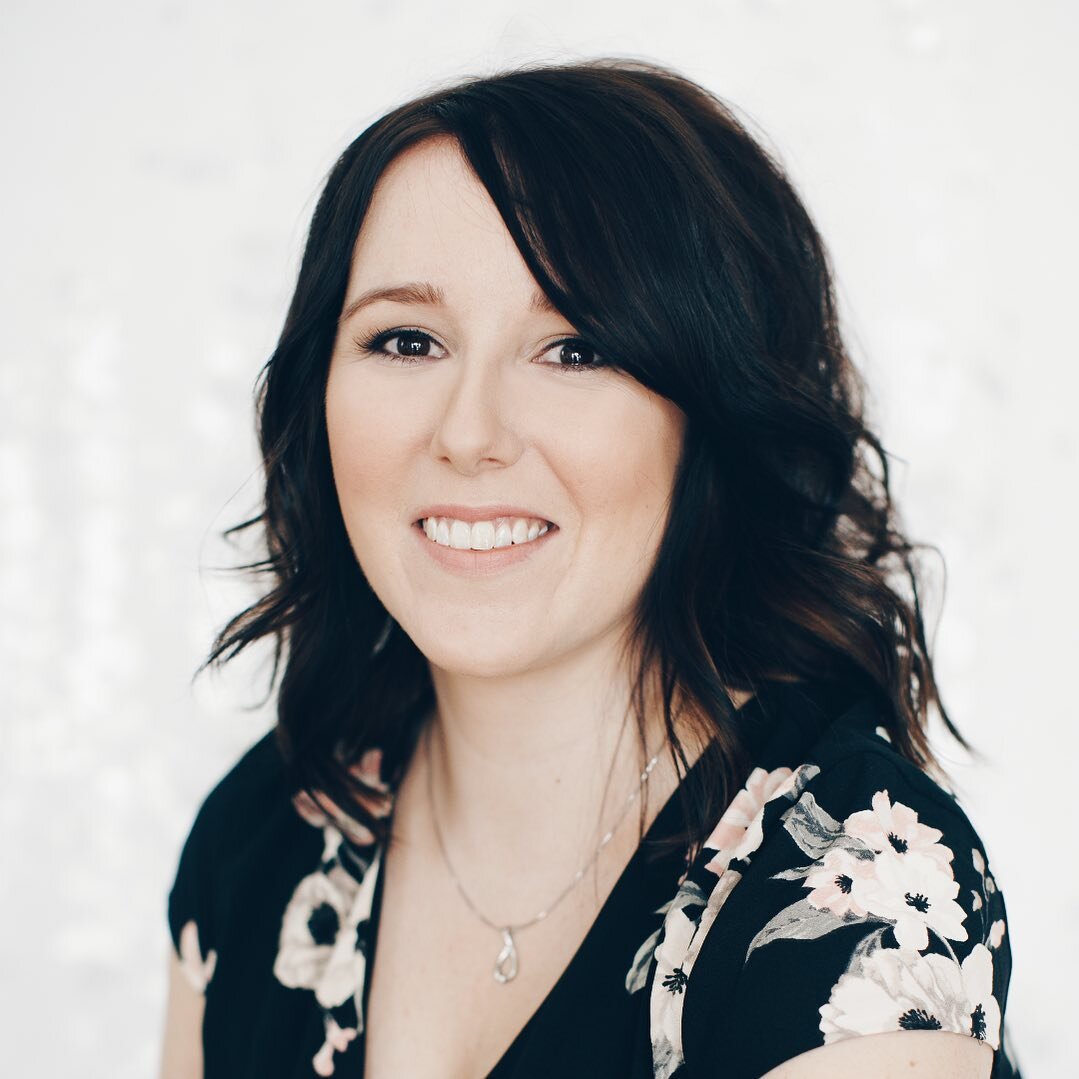 Hi everyone 👋  I&rsquo;m Diane!

I am the Owner and Lead Planner at Diane Davidson Weddings. I love helping busy couples plan unique and personalized weddings that reflect who they are. 

While this gig is a labor of love, there is more to me than j