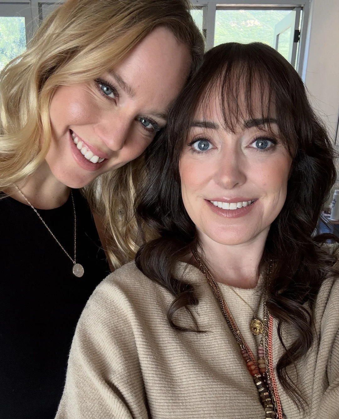 A little behind the scenes moment with Chloe 🤍⁠
⁠
It&rsquo;s easy to think this work is just me and a camera, but so much of what happens here is supported by the people around me.⁠
⁠
Grateful for this one &mdash; and all the care she brings into th