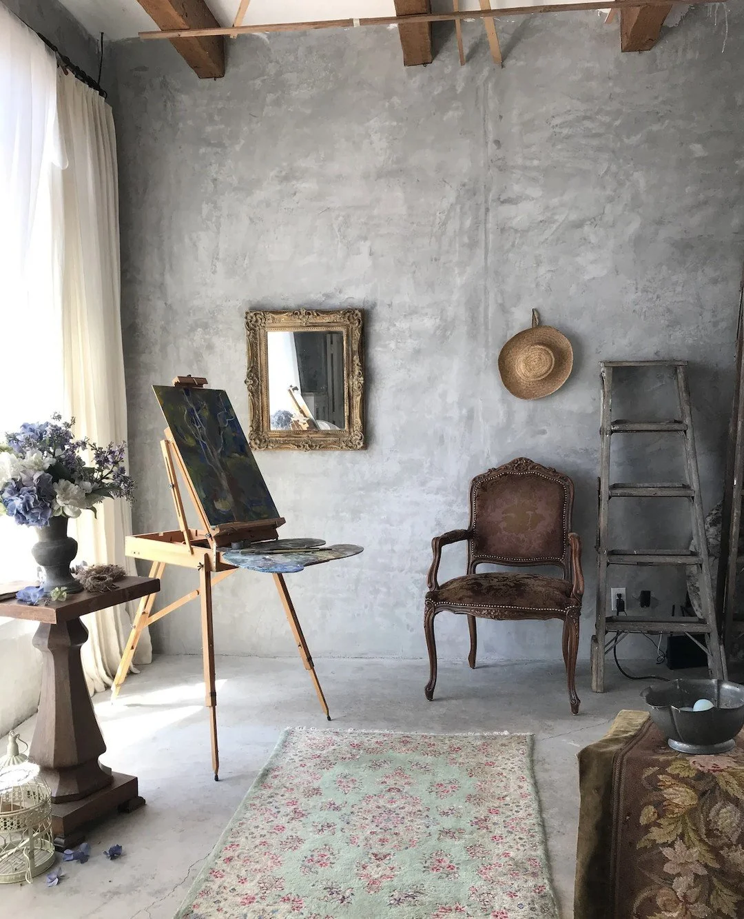 What it looks like&hellip; vs what it becomes 🤍⁠
⁠
This is one of my favorite parts of the process &mdash; starting with a space and watching it come to life once someone steps into it.⁠
⁠
It&rsquo;s never just about the set. It&rsquo;s about the en