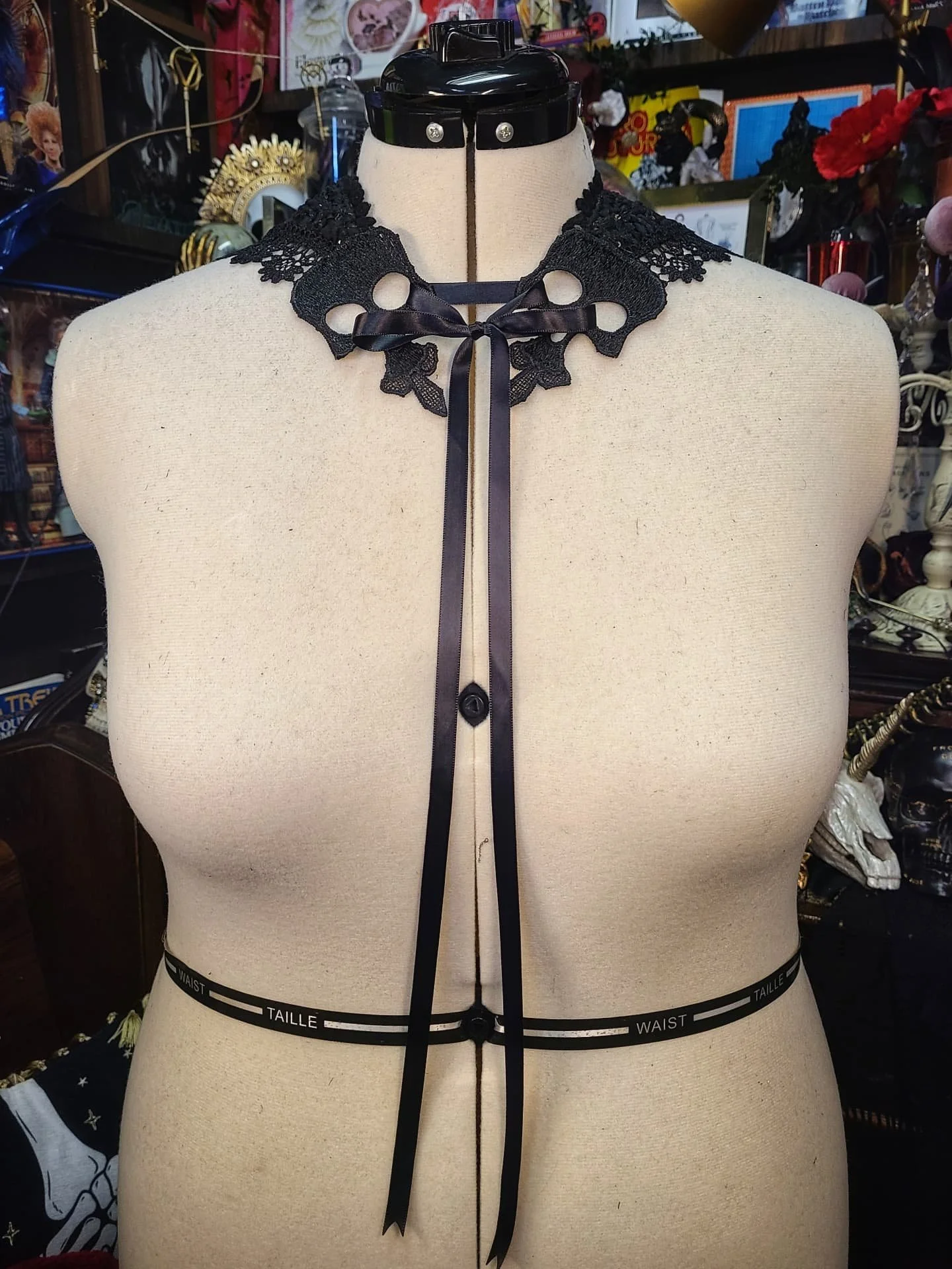 A few more lace collars! Swipe through to see each piece up close. A little bit Chilling Adventures of Sabrina, a little bit Wednesday, don't you think? Which one calls to you? Definitely reach out directly if something catches your eye 🦇