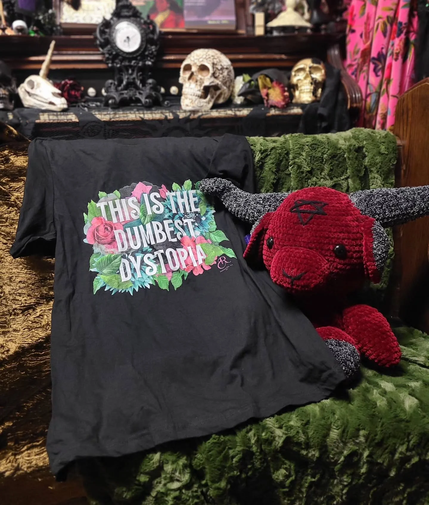 In this edition of &quot;Ｉ＇ｍ ａ Ｄｕｍｂａｓｓ&quot;, Threadless is doing a Cyber Monday sale I guess so you can get one of my shirts for like $12 or something? Very cool and paying attention of me to post this at 9:20 at night on Monday. Link in the bio 👕