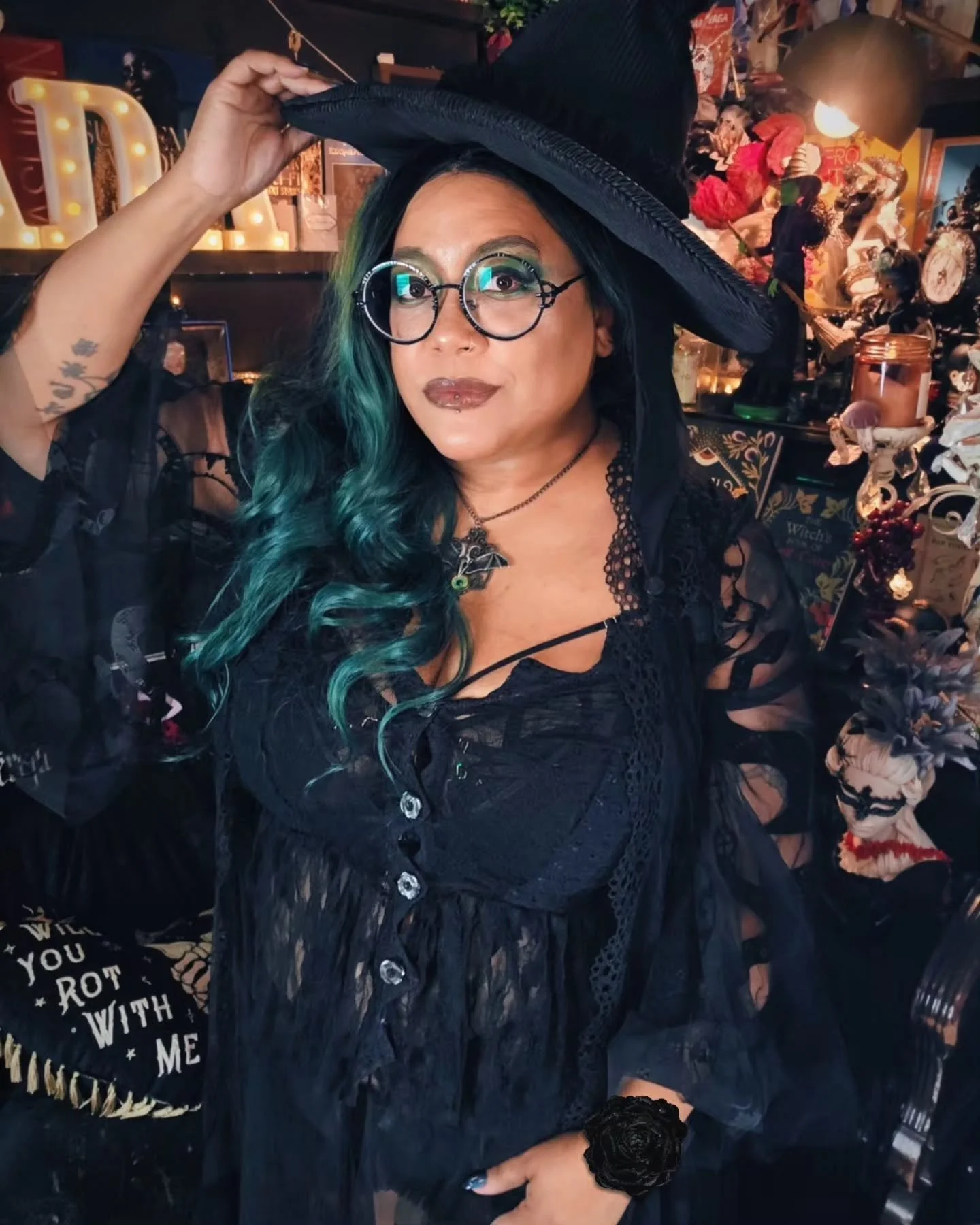 Just finished filming my Wicked review and it's beautifully chaotic, but honestly? I kind of love it 😅 At least I look cute! Early access + behind-the-scenes updates are on my Patreon 😎👉🏾 link in bio 🦇