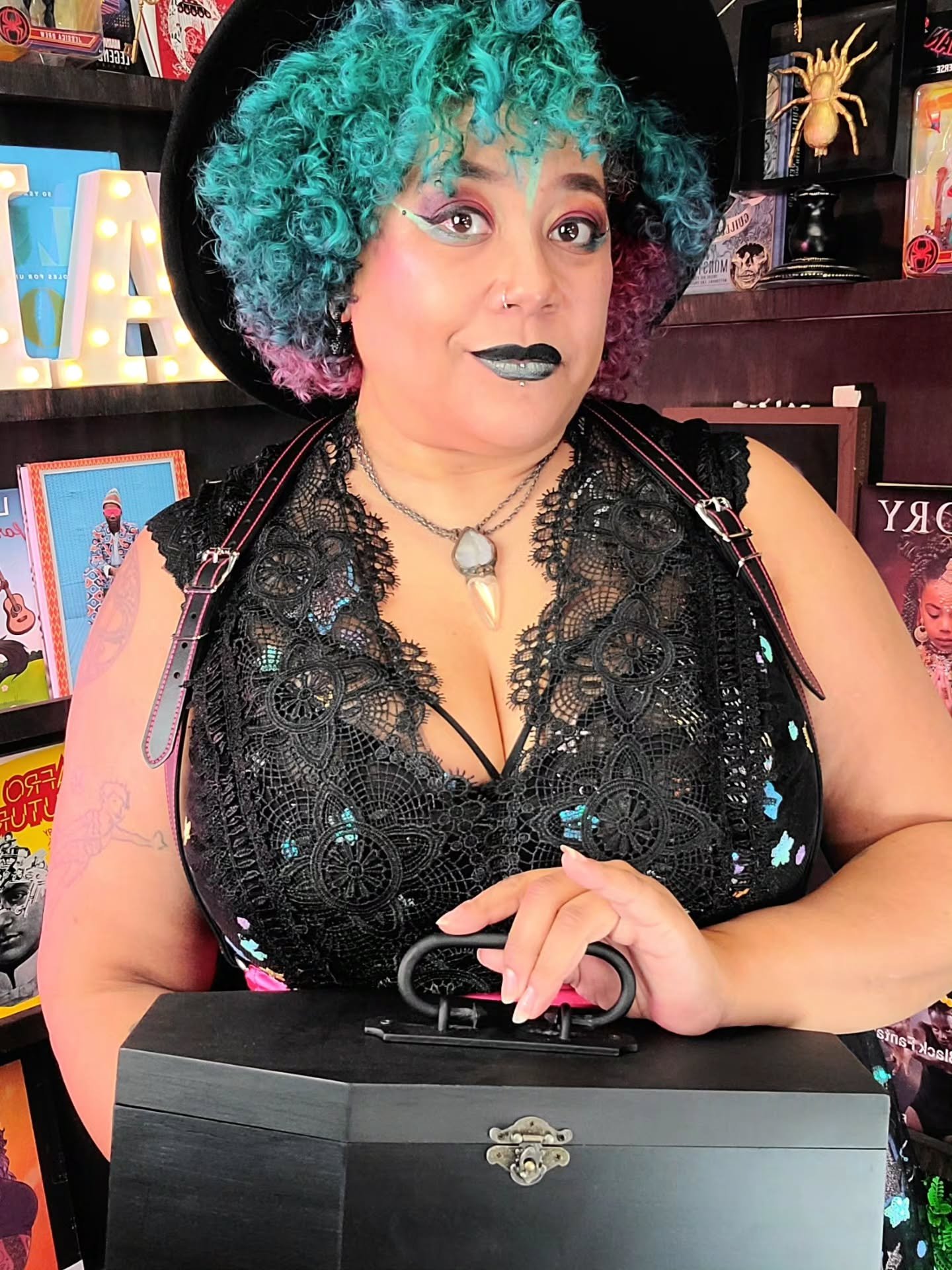 I only have 21 stitchboxes left 😭 if the tariff bs gets ironed out I might be able to start offering them again but for the foreseeable future, this is all I have. Link in the bio 🖤🦇

(Box in the first image is the prototype so the latch is the on