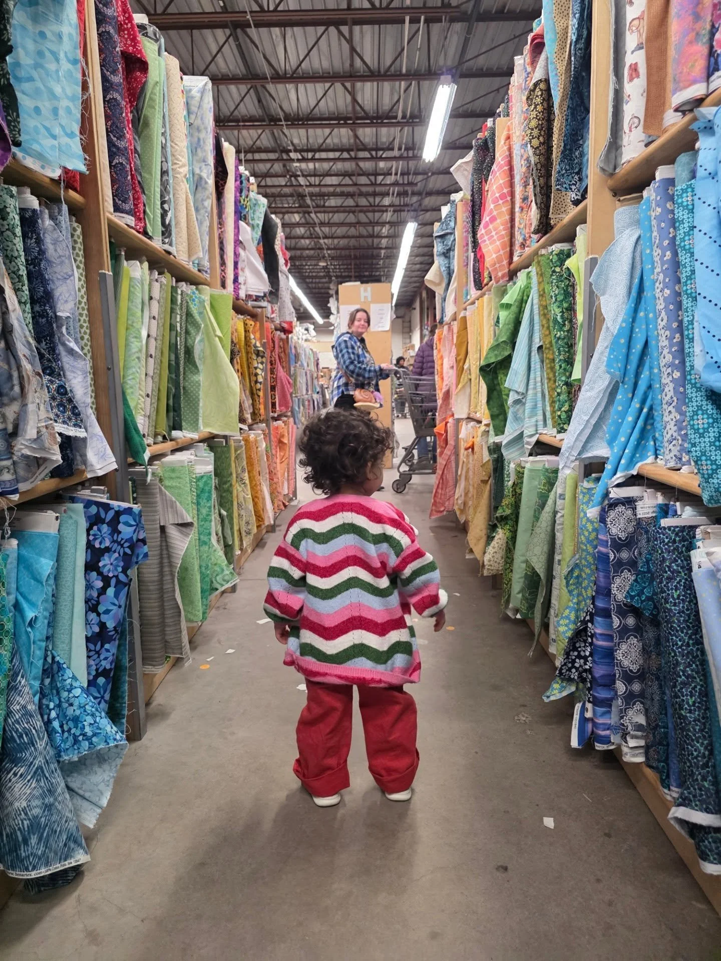 My friends and I went to @srharrisfabric earlier this week and got to let my little guy run loose. This is one of his favorite places to go and has been since he was like 8 months old. I just love seeing how happy he is to explore. It was definitely 