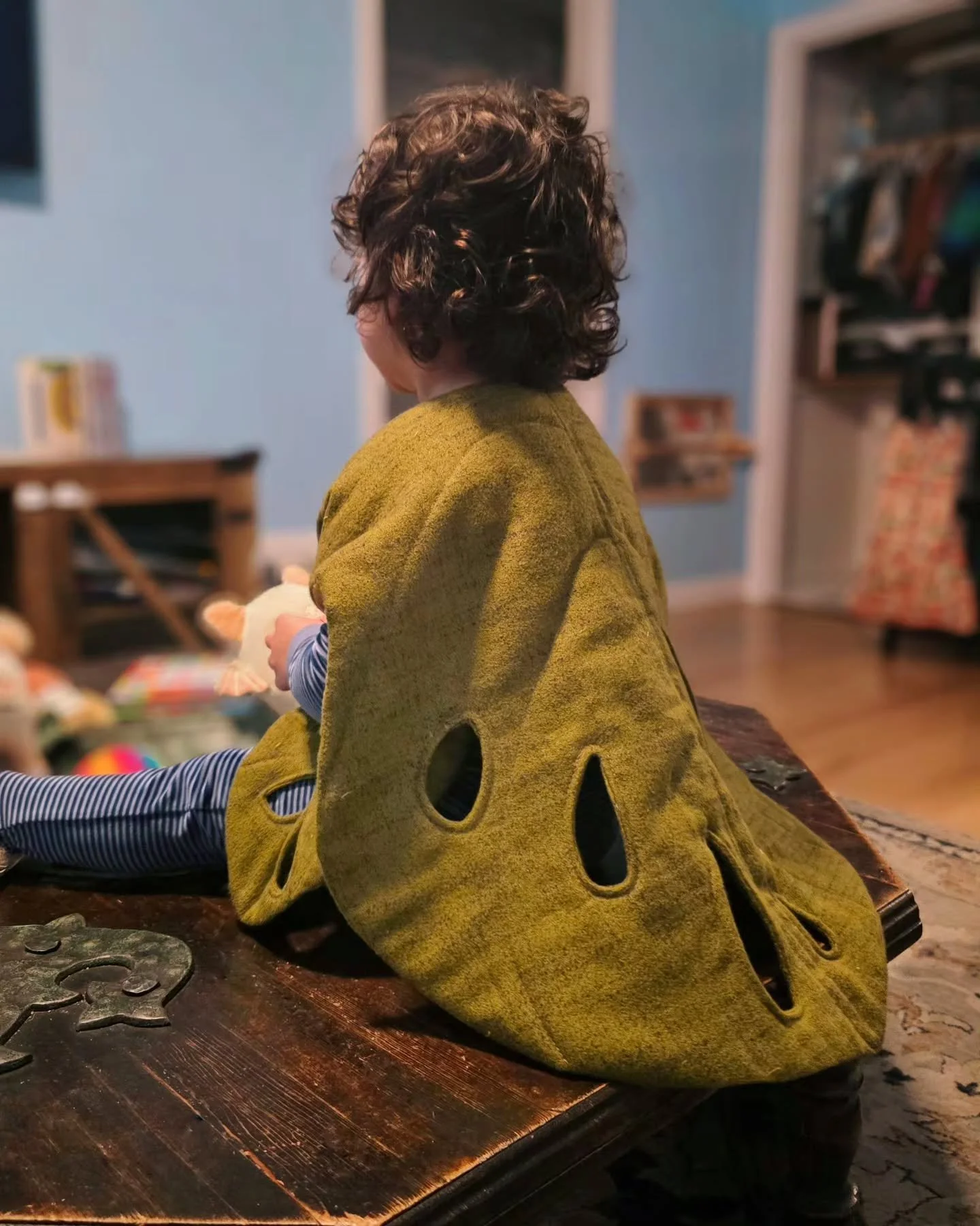 Hello my loves! Well I done did it, I posted the monstera capelet up on my website! (🔗 in bio🌱) in adult size and kids size. If this is your first time seeing it, I made this little cape for my little guy and apparently everybody wanted one so I pl