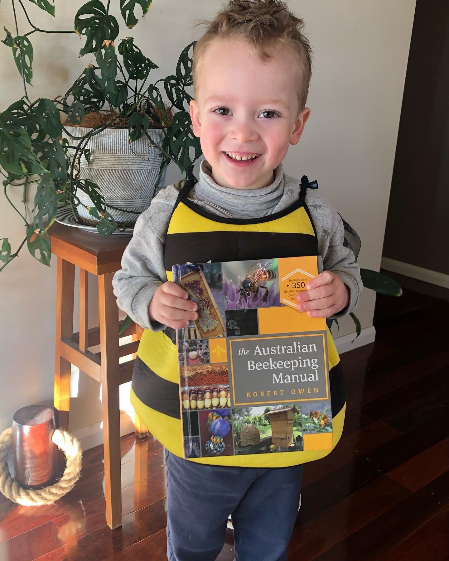 {{BOOK WEEK 2022}}

Busy little drone bee

#australianbeekeepingmanual #australianbeekeeping #bee #beesofinstagram #qldagriculture #apiculture #toowoombakids #toowoombaliving #toowoombasmallbusiness