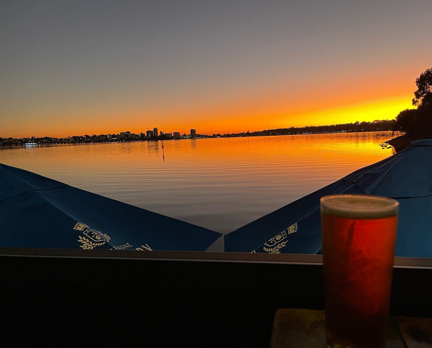 Friday beers and this view!
.
.
.
#longneckbrewery #perthsunset #justanotherdayinwa #westernaustralia #perthlife #perthbrewery #swanriver #perthisok