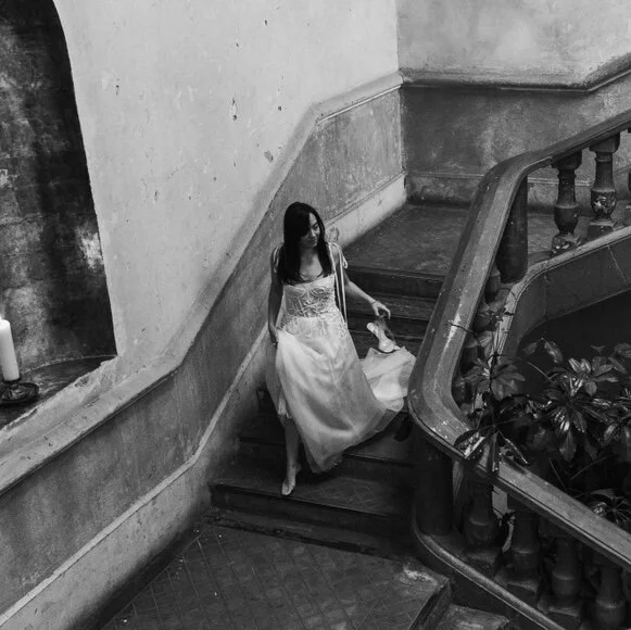 Downstairs ⁣&middot;
&middot;
&middot;
#trashthedress #dayafterphotoshoot #reciencasados #justmarried #brideandgroom #bridedress #vestidodenovia #fotografodebodas #weddingphotographer #inquadratura #fotografiadebodas #weddinginspiration #weddingphoto
