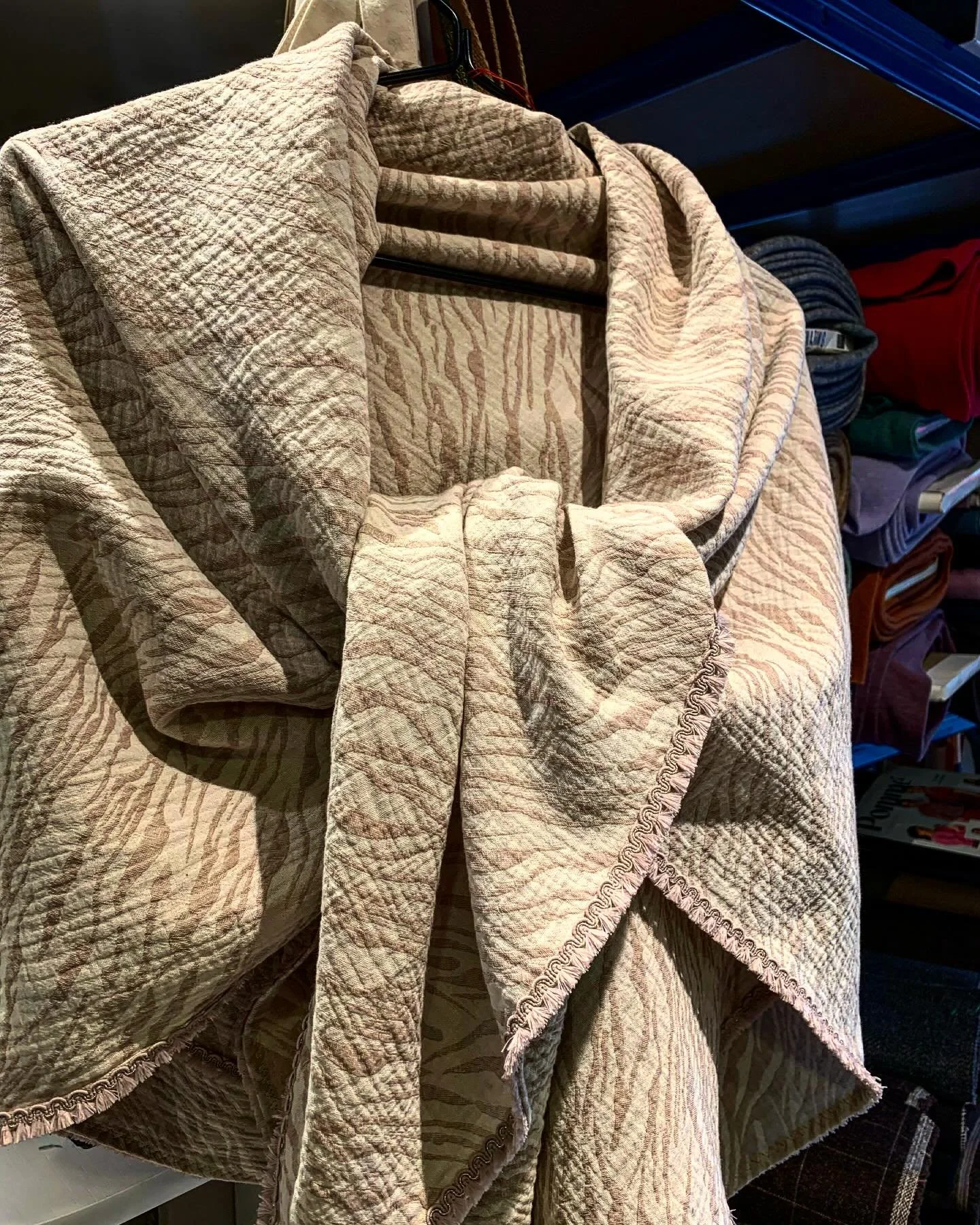 W&auml;rmender Museline f&uuml;r die &Uuml;bergangszeit.
#stoffreichstans #museline #selbern&auml;hen #schal