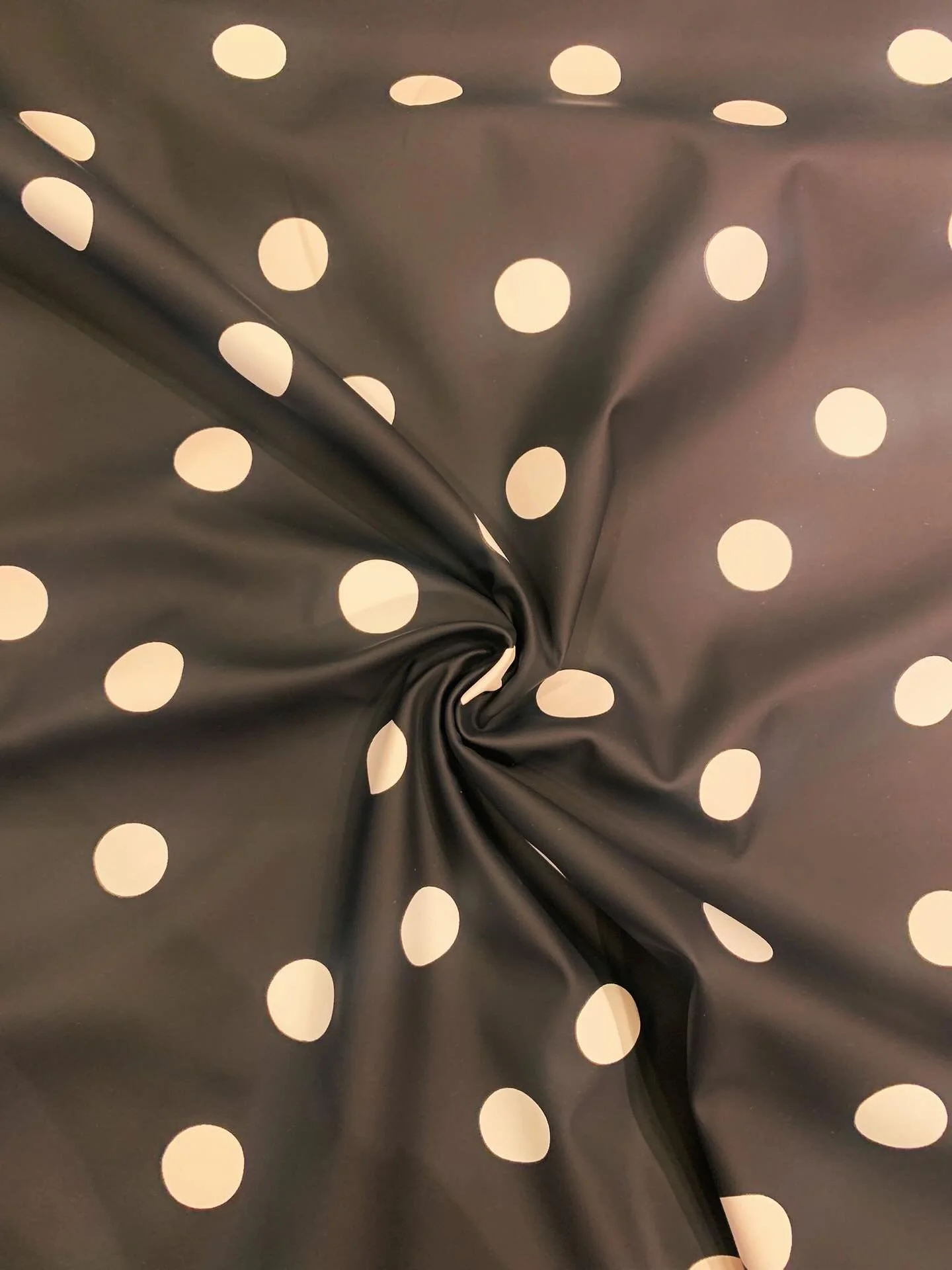 Bunt durchs Regenwetter - jetzt erst recht mit dem neuen Regenhosen-Stoff, der sich bei Kontakt mit Wasser in eine bunte Welt verwandelt 🔵🔴🟡🟠