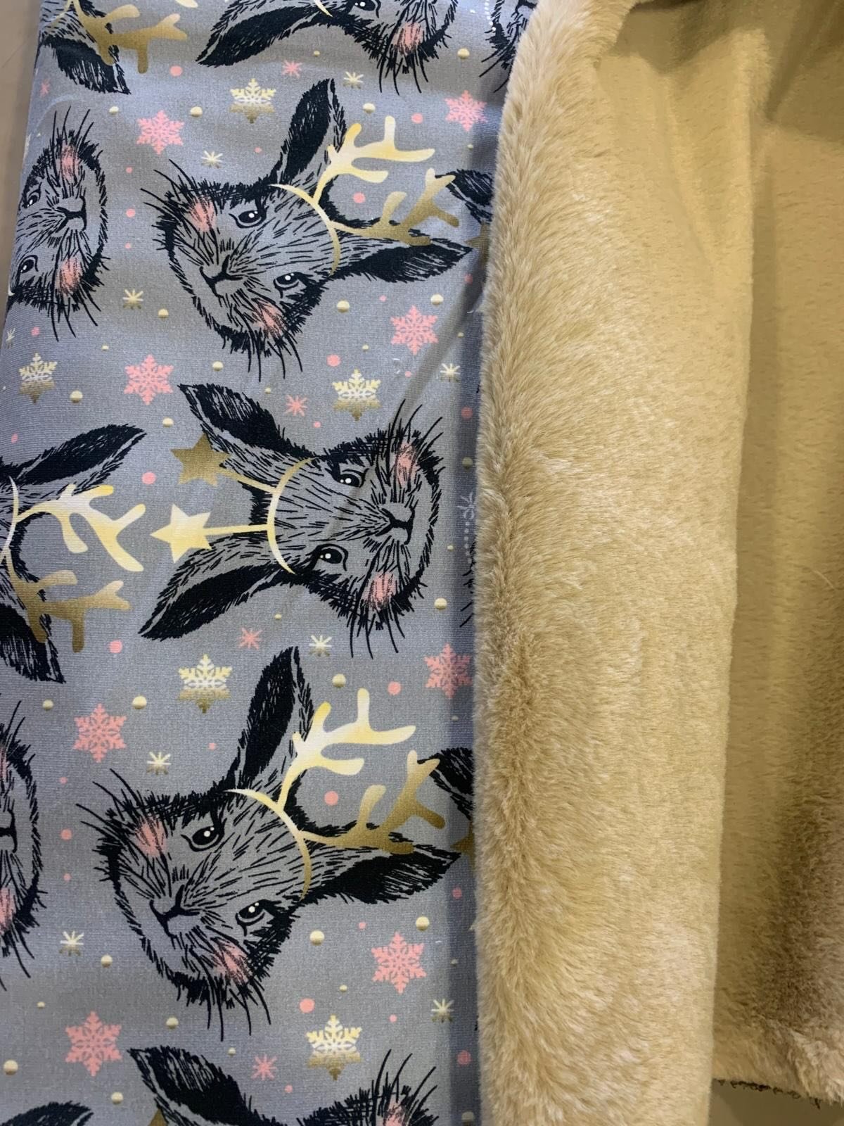 Die kommenden Tage sind die beste Zeit f&uuml;r einen Weihnachtspulli. Wir haben eine grosse Auswahl Stoffe daf&uuml;r. Kommt vorbei.