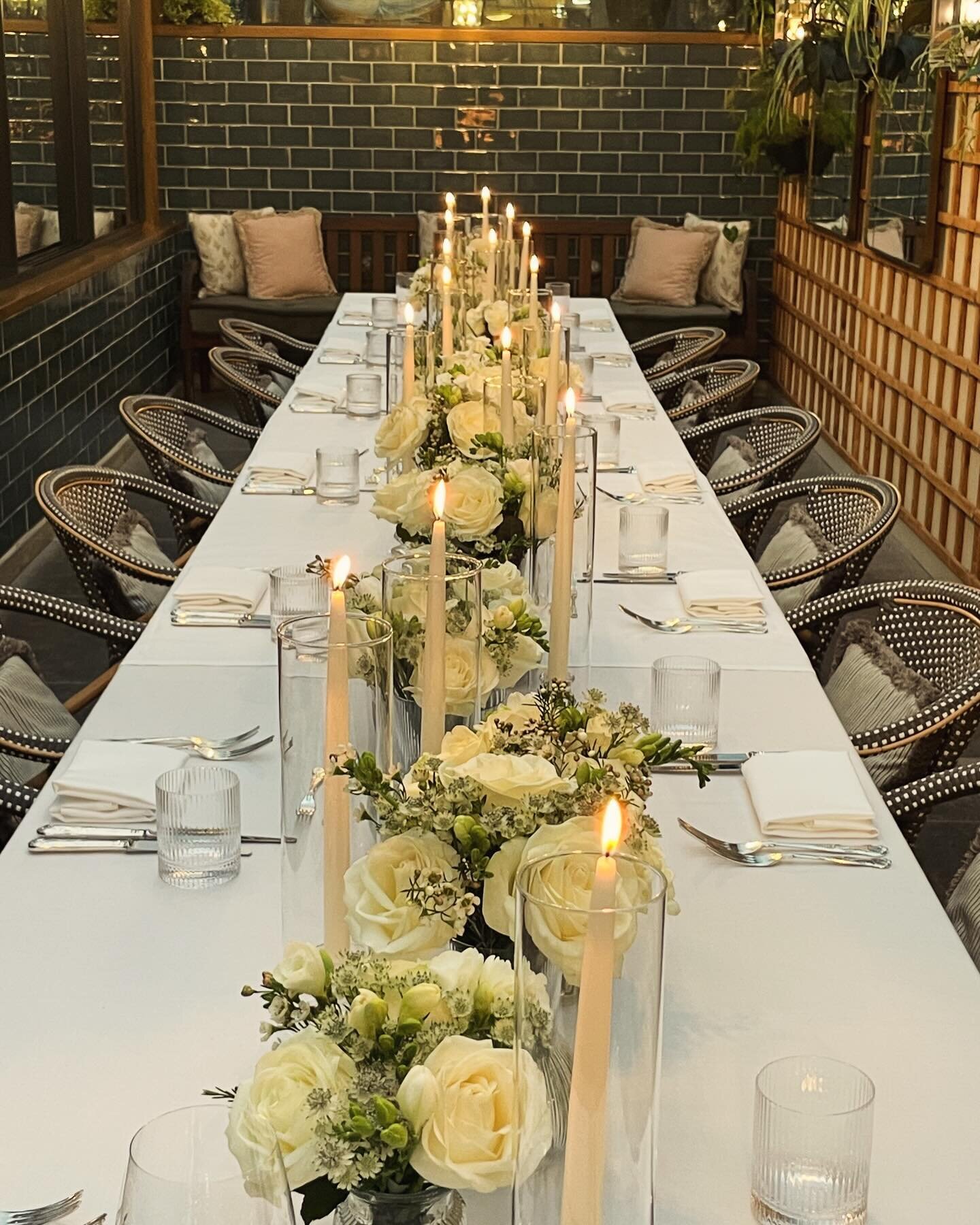 An intimate candlelit dinner last night at Gleneagles Townhouse 🤍 Beautiful white roses, freesia &amp; astrantia with hand dipped ivory candles in glass hurricane vases ✨

@chanelofficial 
@gleneaglestownhouse