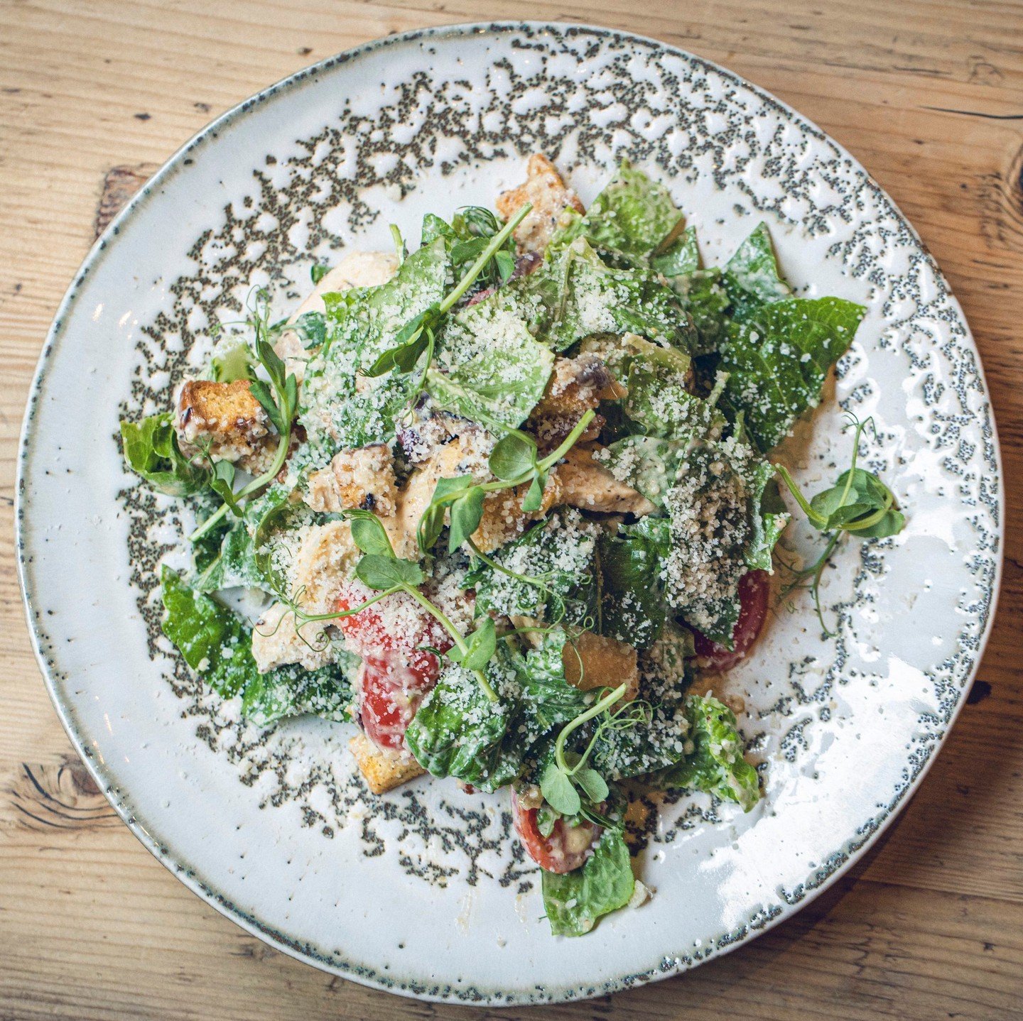 Chicken caesar salad, olives &amp; parmesan

#lunch #lunchtime #veggie #salad #caesarsalad