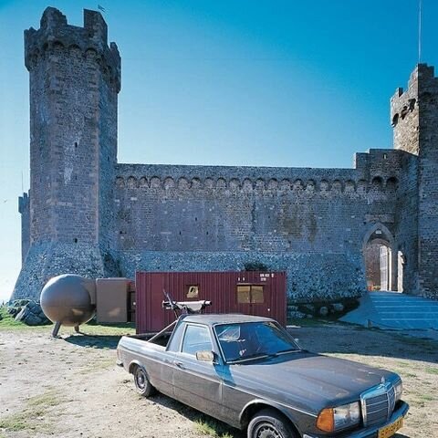 #arteallarte Arte all&rsquo;Arte IV - Atelier van Lieshout, Atelier des Armes et des Bombes, 1999
Atelier van Lieshout, studio multidisciplinare che produce opere al confine tra arte, design e architettura indagando la linea sottile tra manifattura e