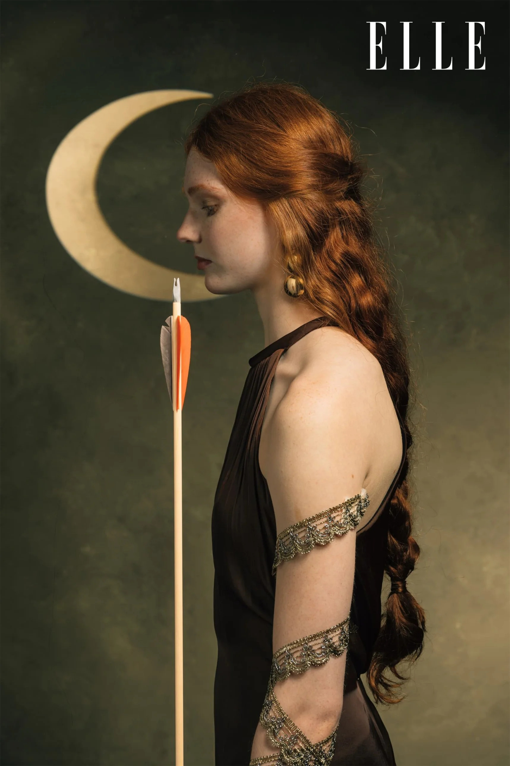 Diana di profilo con la freccia davanti alla falce di luna. Chasing Myths, Alessandro Giugni