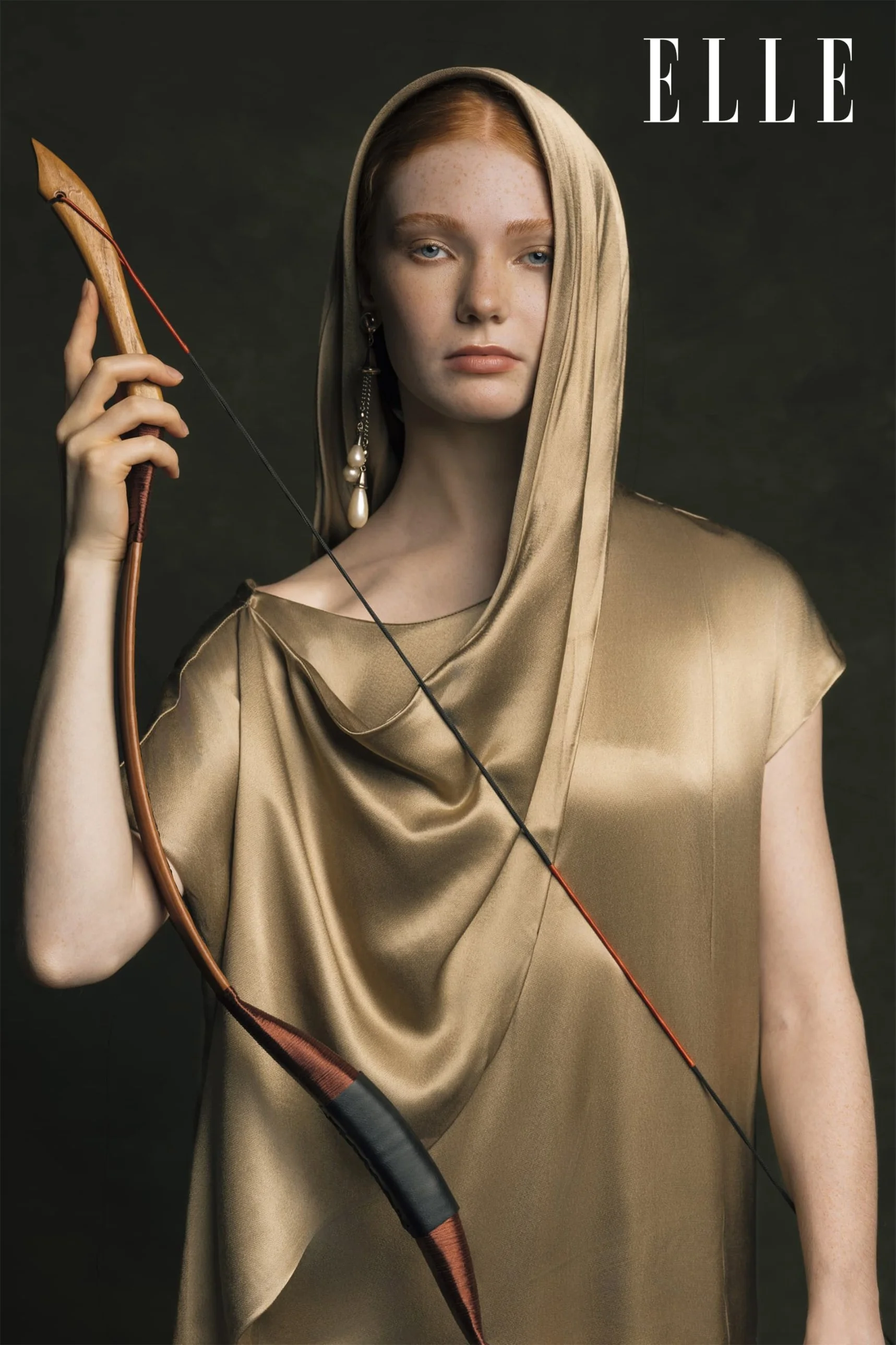Diana velata con l’arco, abito in raso dorato. Chasing Myths, Alessandro Giugni