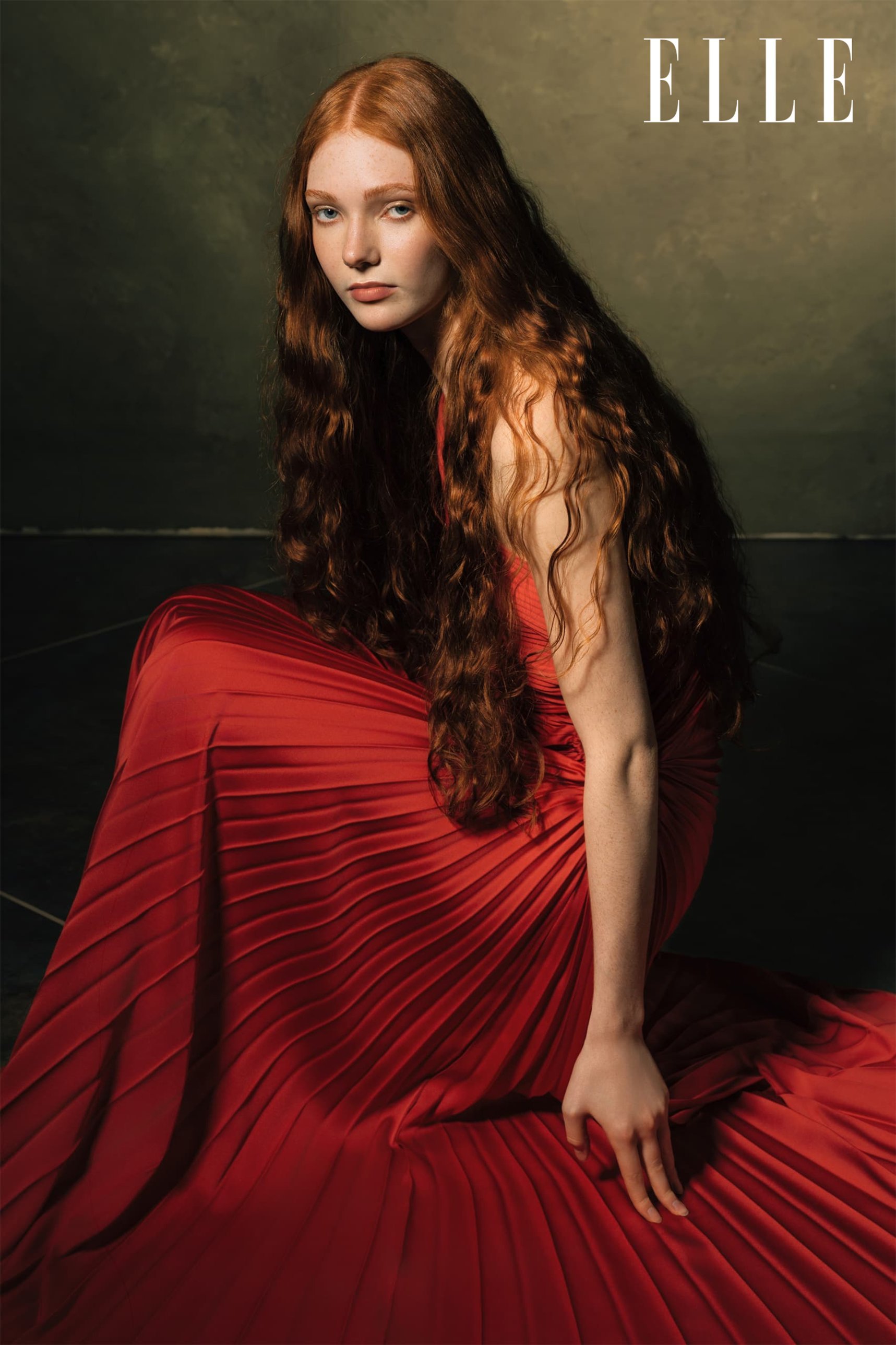 Diana seduta in abito rosso plissé. Chasing Myths, Alessandro Giugni