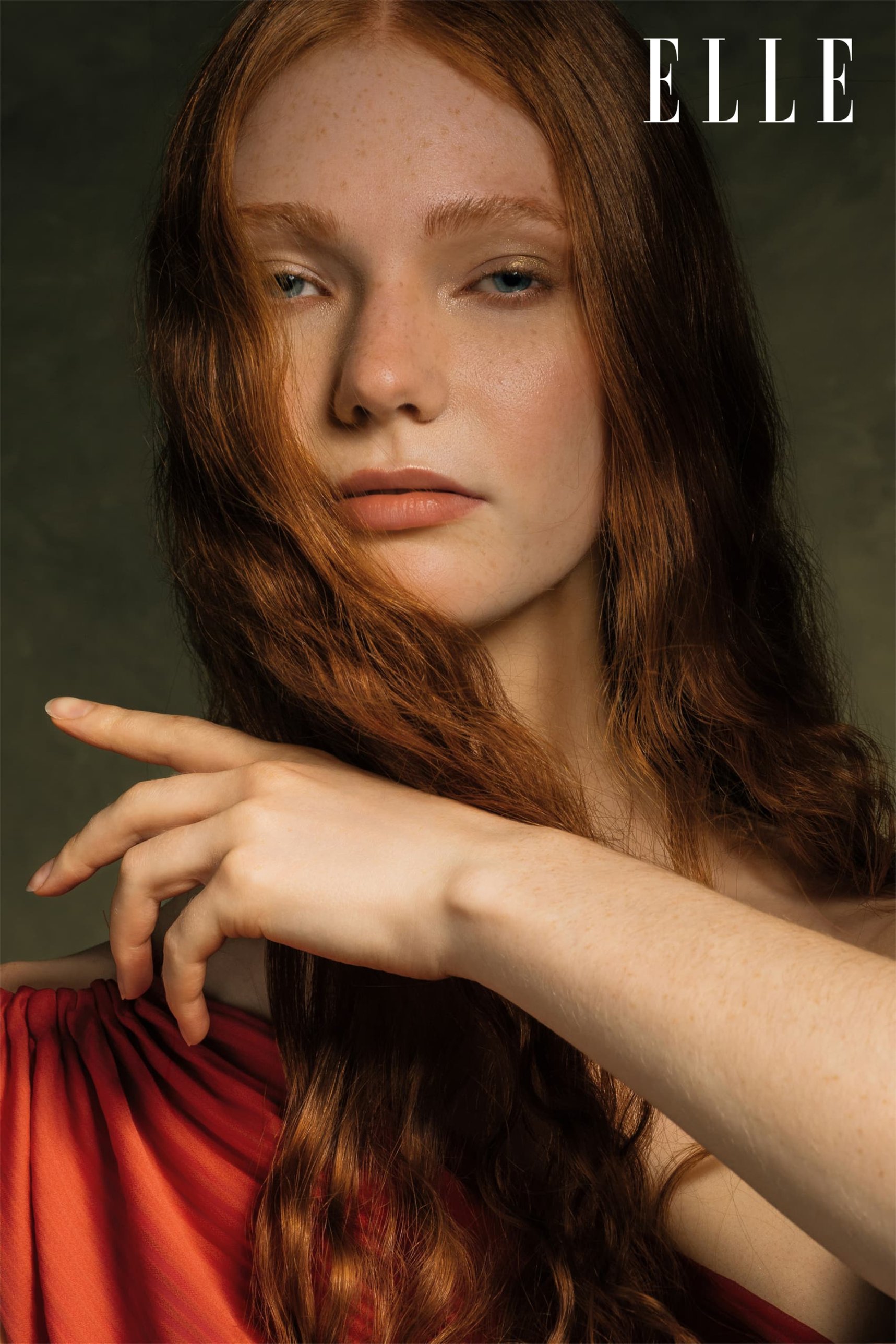 Il volto di Diana tra i capelli rossi, la mano sulla spalla. Chasing Myths, Alessandro Giugni
