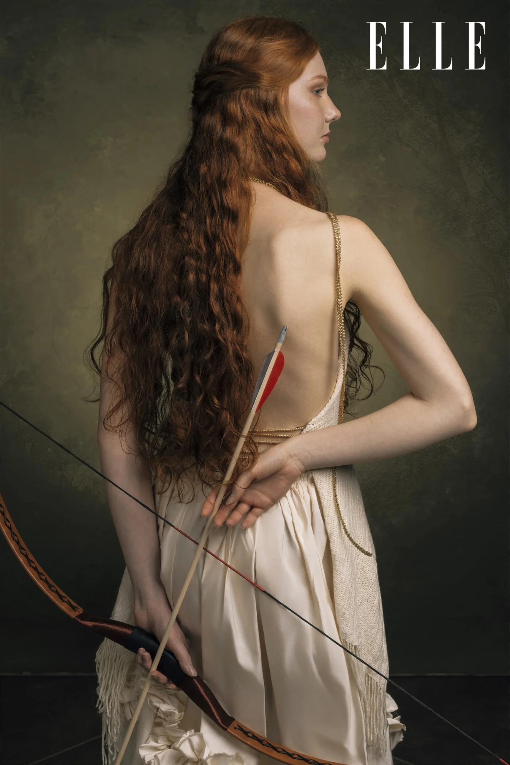 Diana di spalle con arco e freccia e lunghi capelli rossi. Chasing Myths, Alessandro Giugni