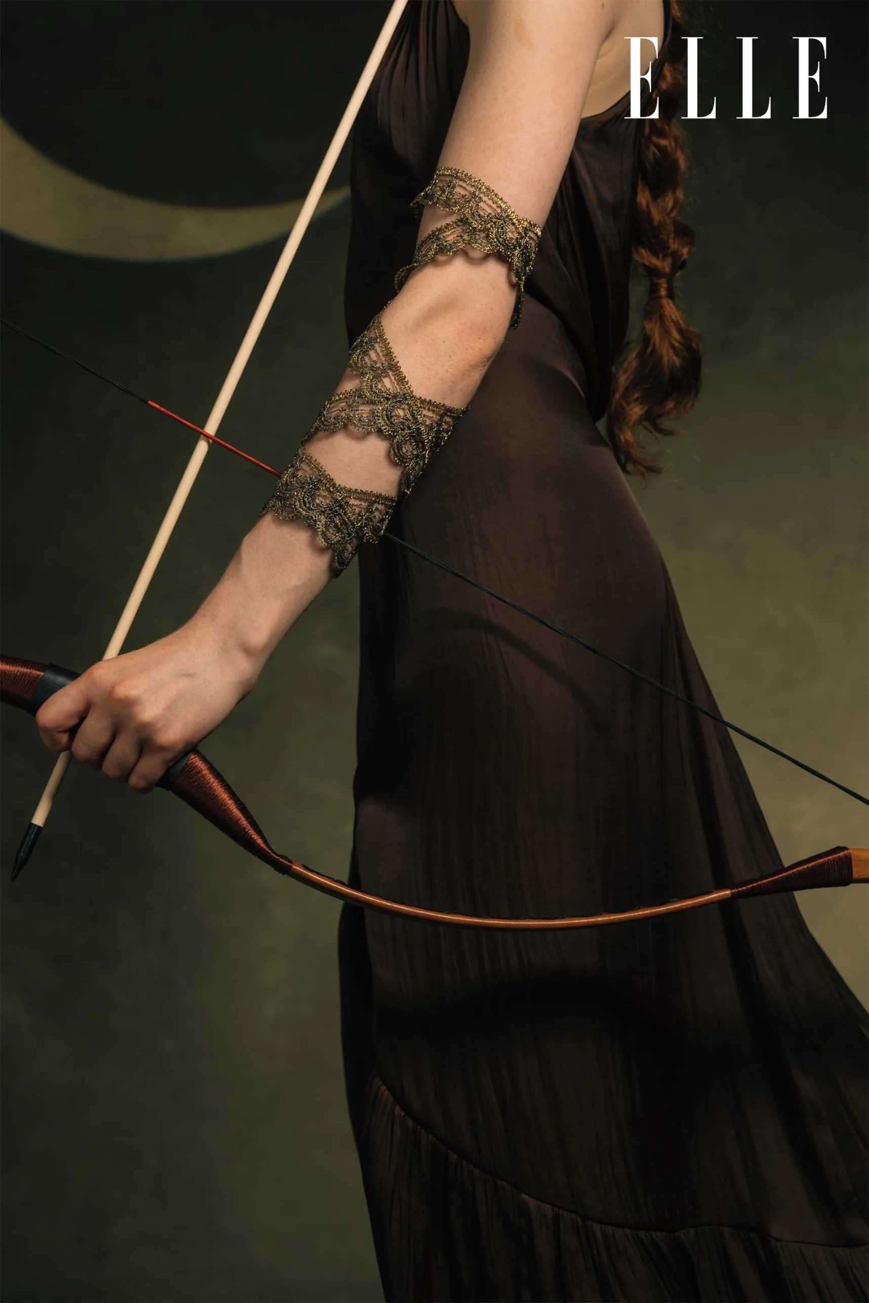 Il braccio di Diana con bracciale dorato che tende l’arco. Chasing Myths, Alessandro Giugni